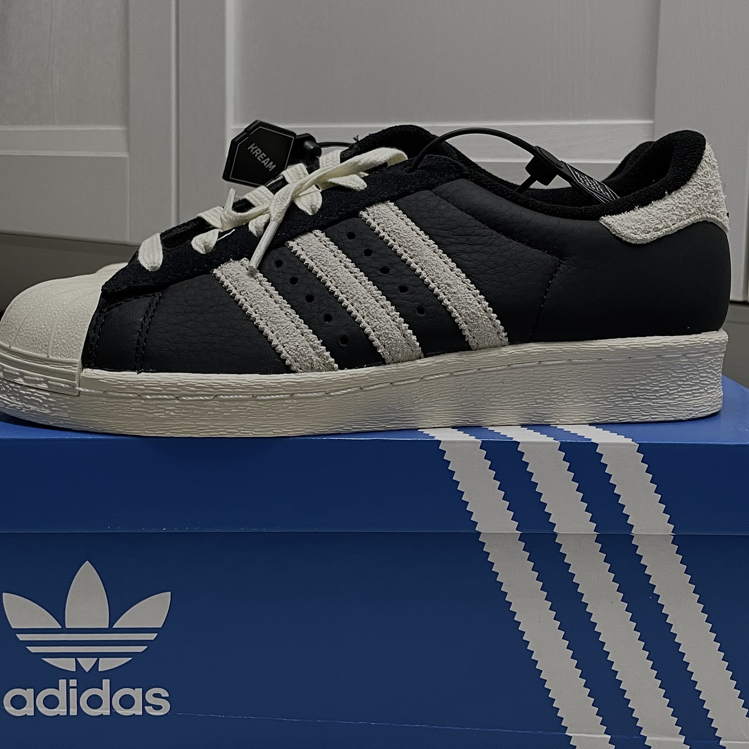 Adidas Superstar 82 Black White 착용 스타일 - 2