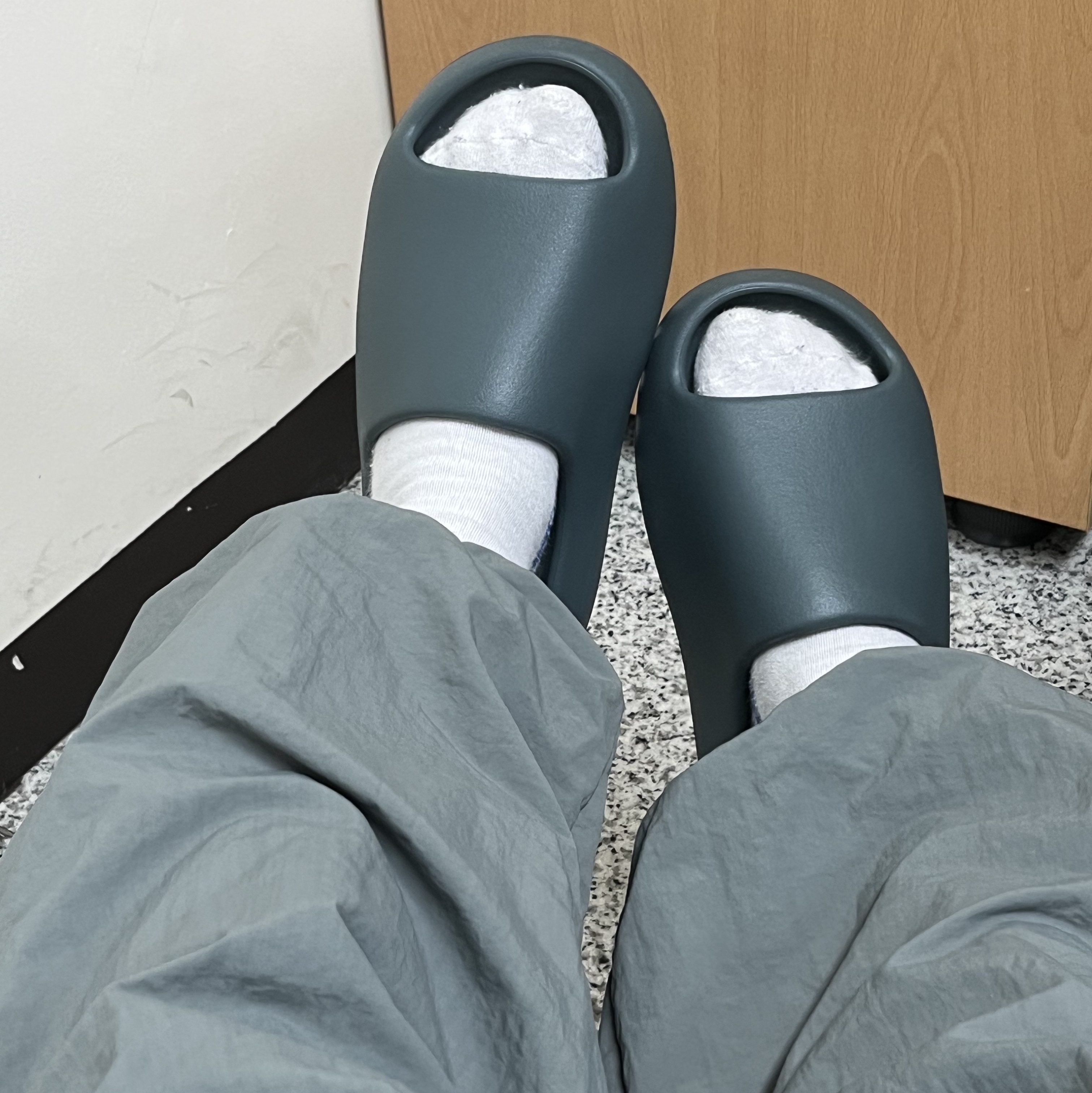 Adidas Yeezy Slide Slate Marine 착용 스타일
