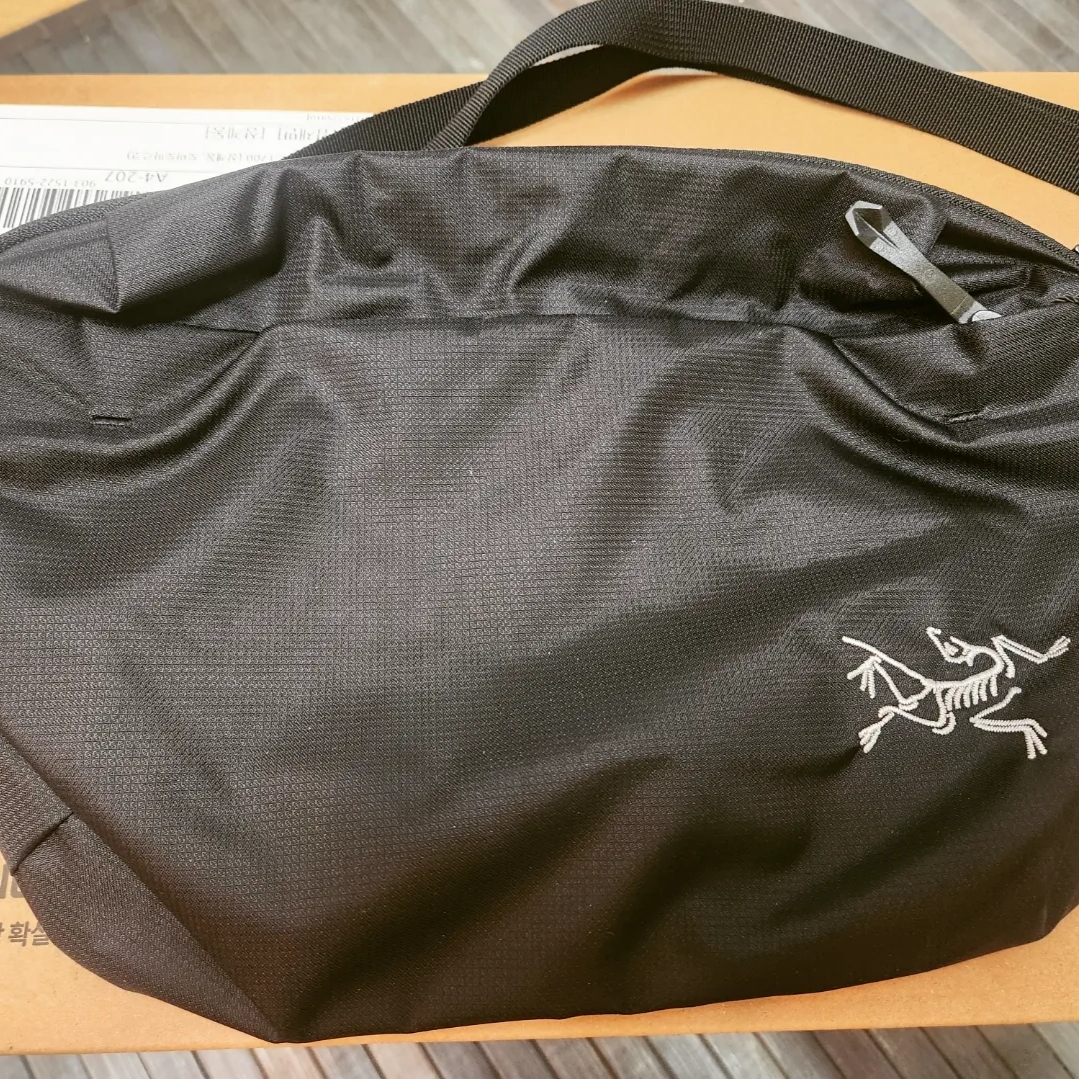 Arc'teryx Heliad 6 Crossbody Bag Black 착용 스타일 - 2