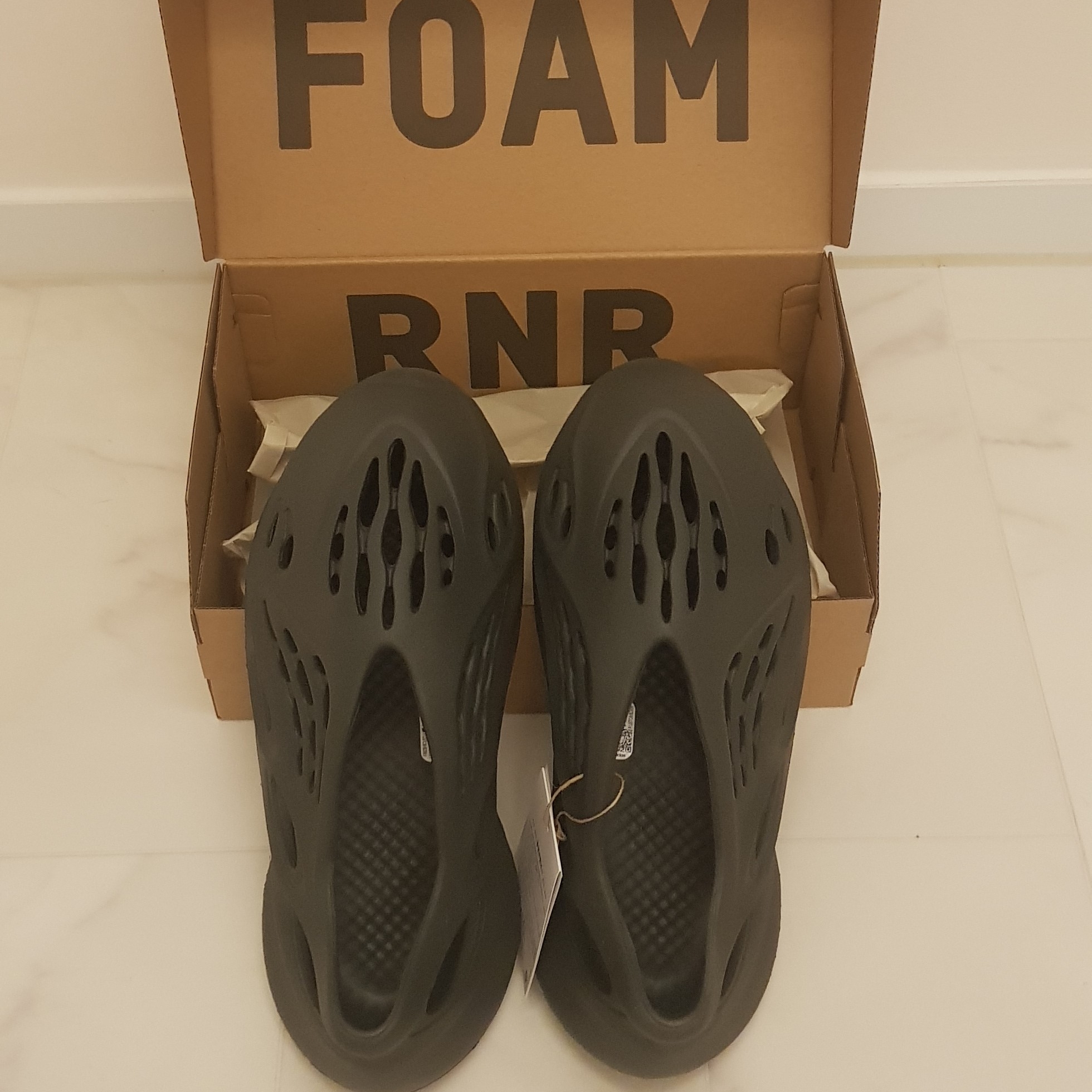 Adidas Yeezy Foam RNNR Carbon 착용 스타일 - 1