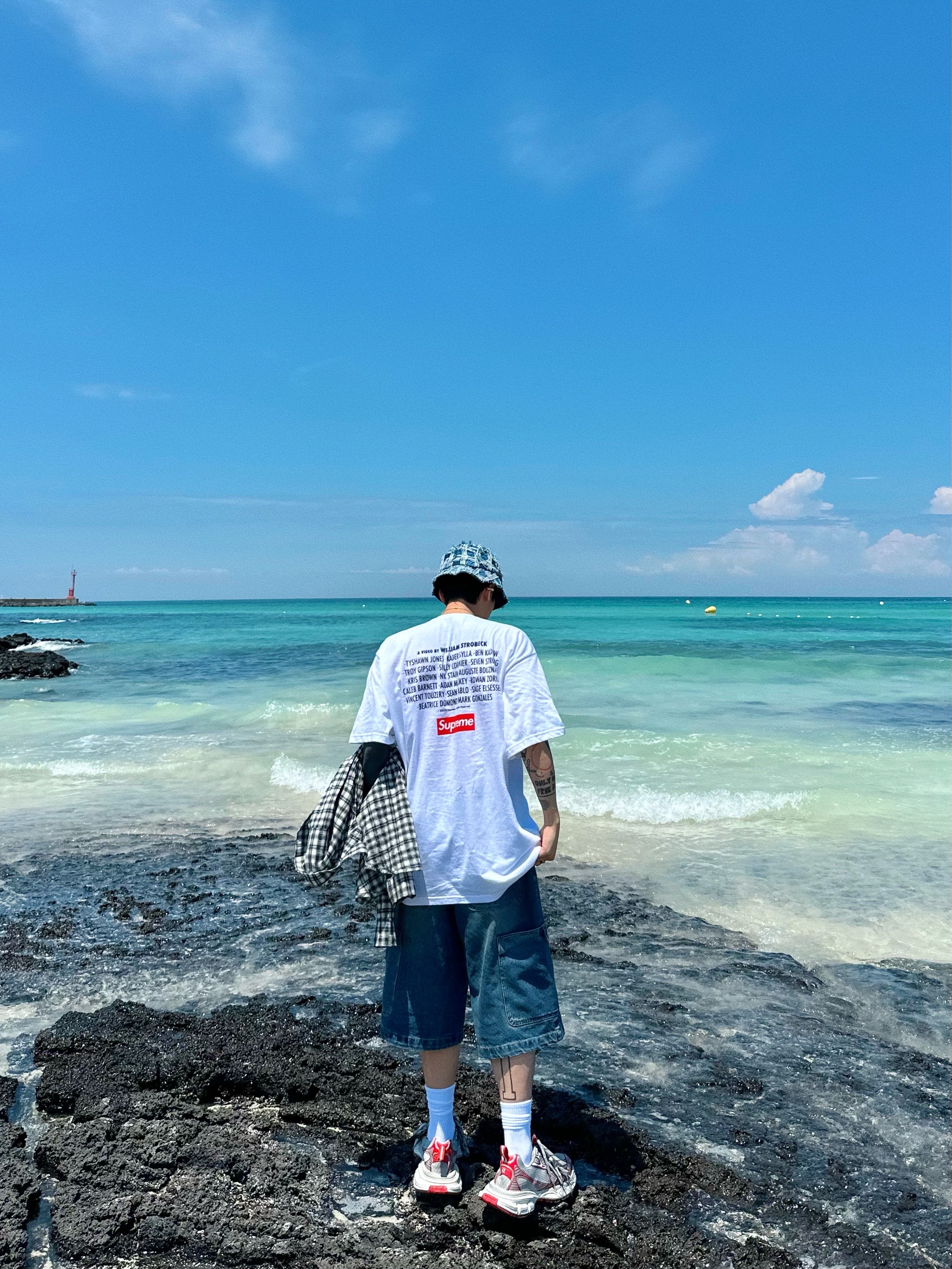 Supreme Play Dead T-Shirt White - 22FW, Supreme Frayed Patchwork Denim Crusher Washed Blue - 23SS 착용 스타일 - 4