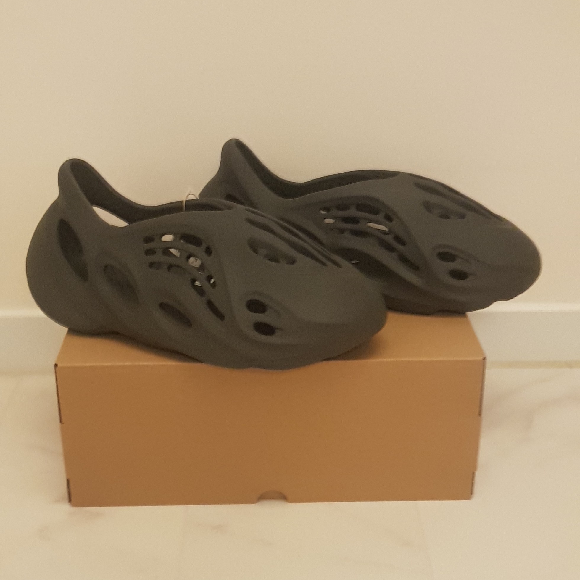 Adidas Yeezy Foam RNNR Carbon 착용 스타일 - 2