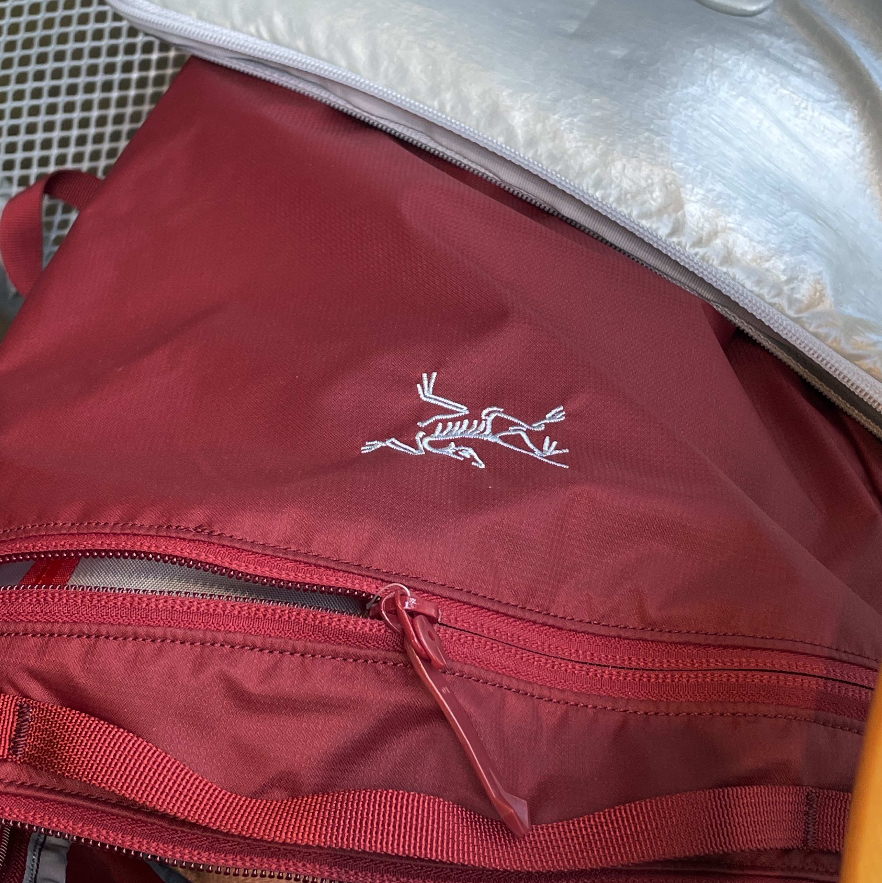 Arc'teryx Heliad 15 Backpack Bordeaux 착용 스타일 - 1