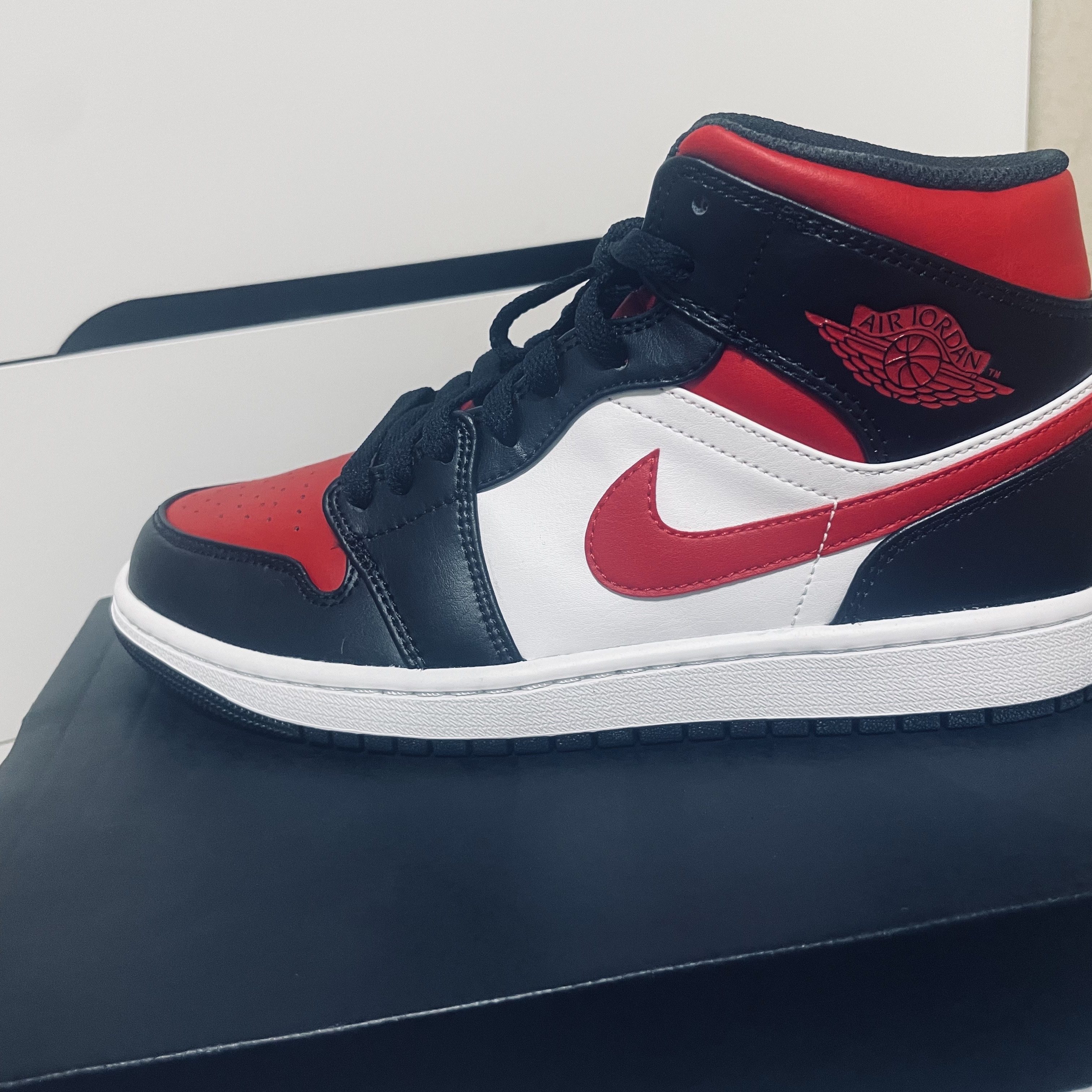 Jordan 1 Mid Black Fire Red 착용 스타일 - 2