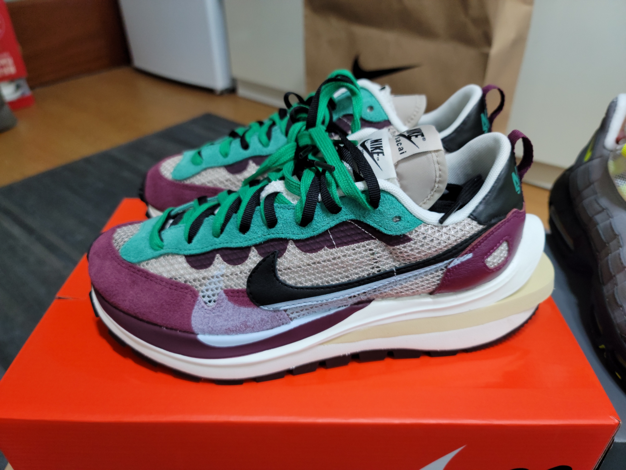 Nike x Sacai VaporWaffle String & Black Villain Red 착용 스타일 - 2