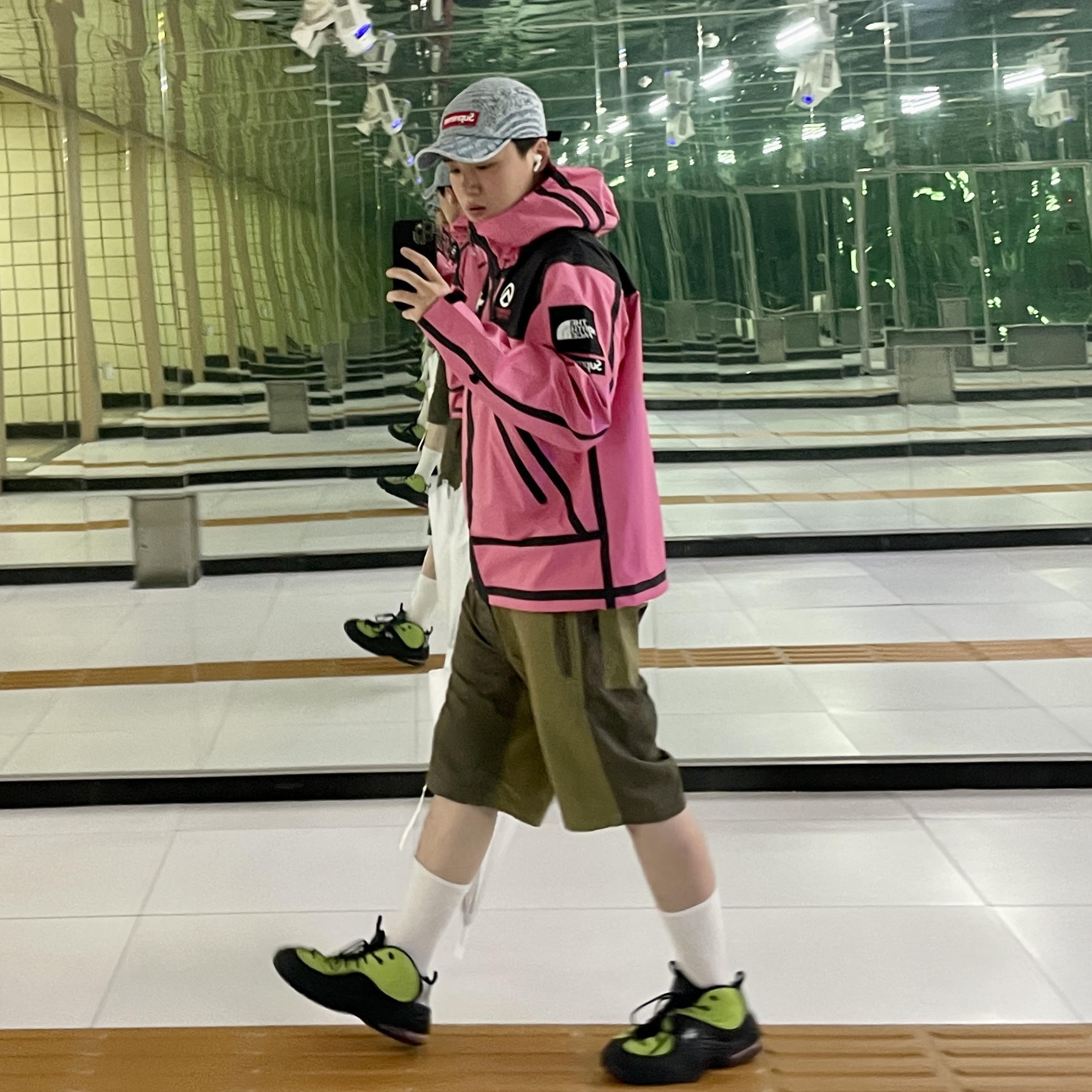 Supreme x The North Face Summit Series Outer Tape Seam Jacket Pink - 21SS, Nike x Stussy Air Penny II Vivid Green and Black 착용 스타일