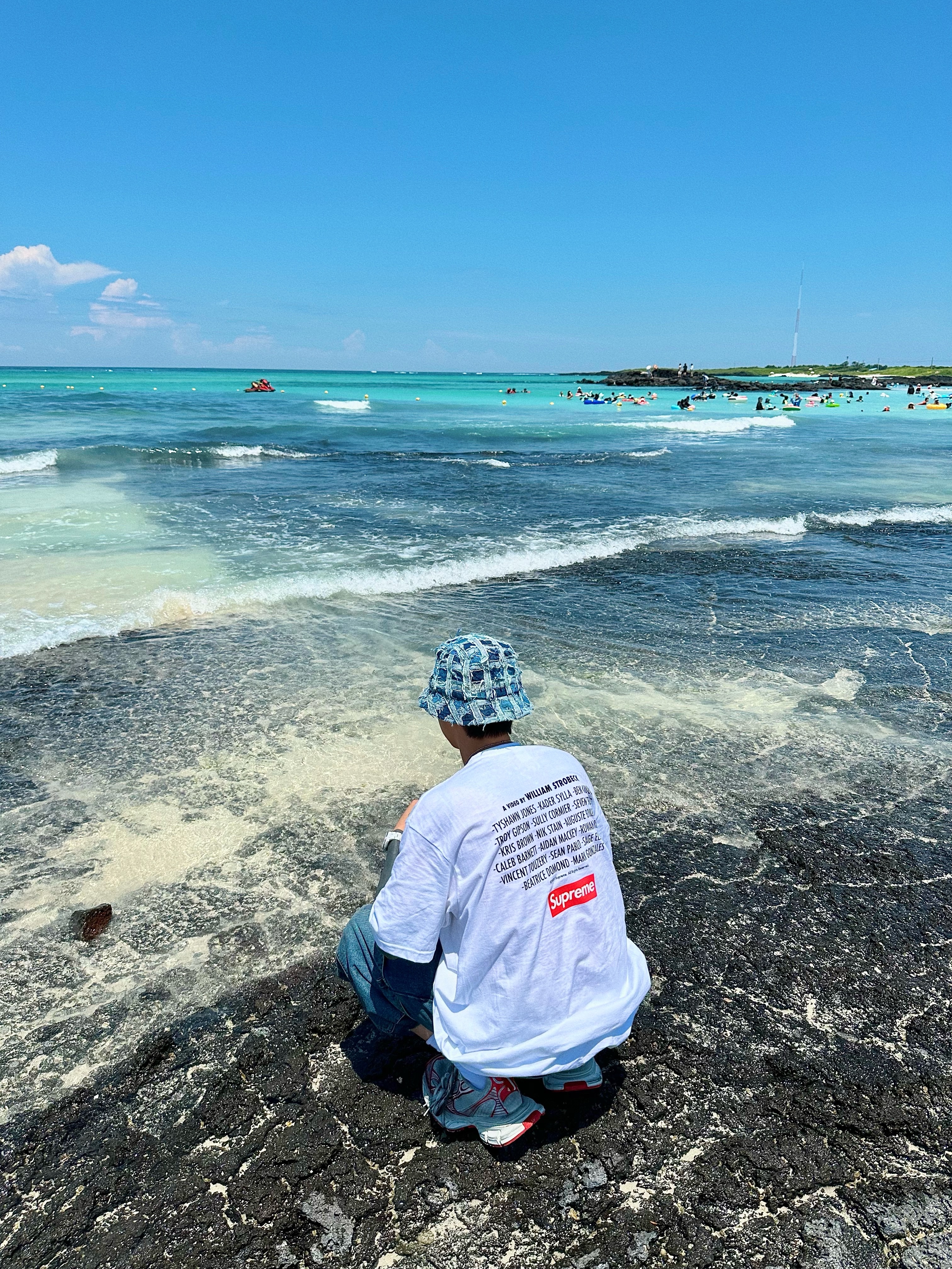 Supreme Play Dead T-Shirt White - 22FW, Supreme Frayed Patchwork Denim Crusher Washed Blue - 23SS 착용 스타일 - 2