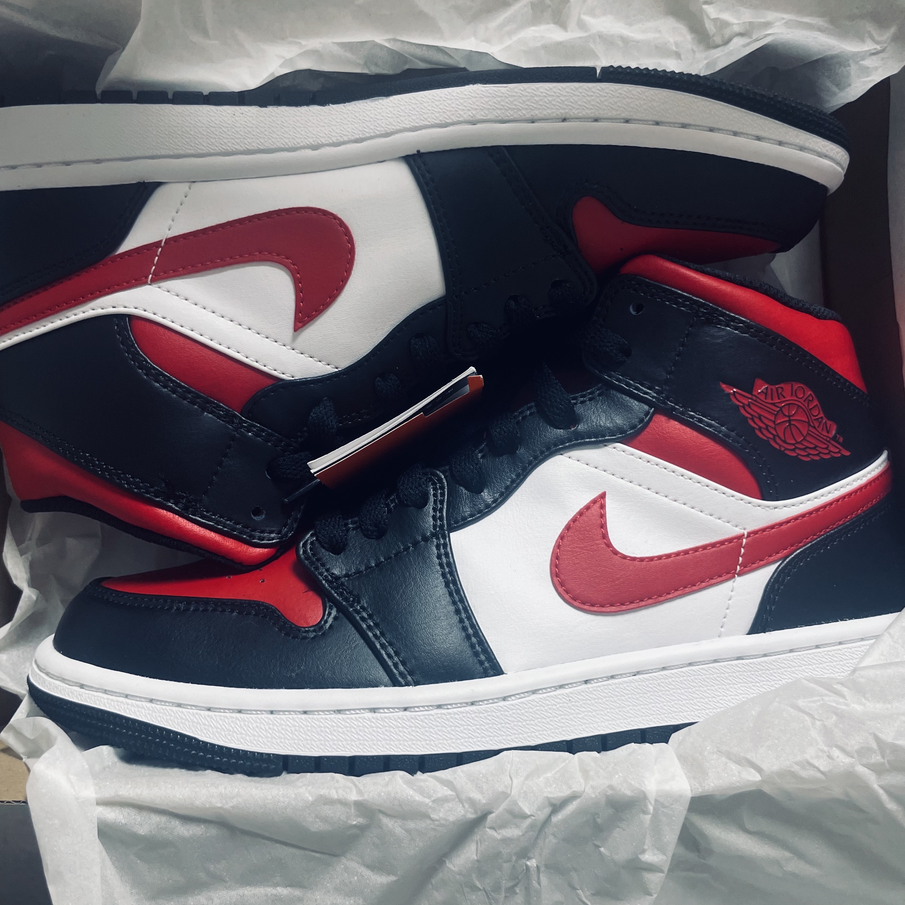 Jordan 1 Mid Black Fire Red 착용 스타일 - 1