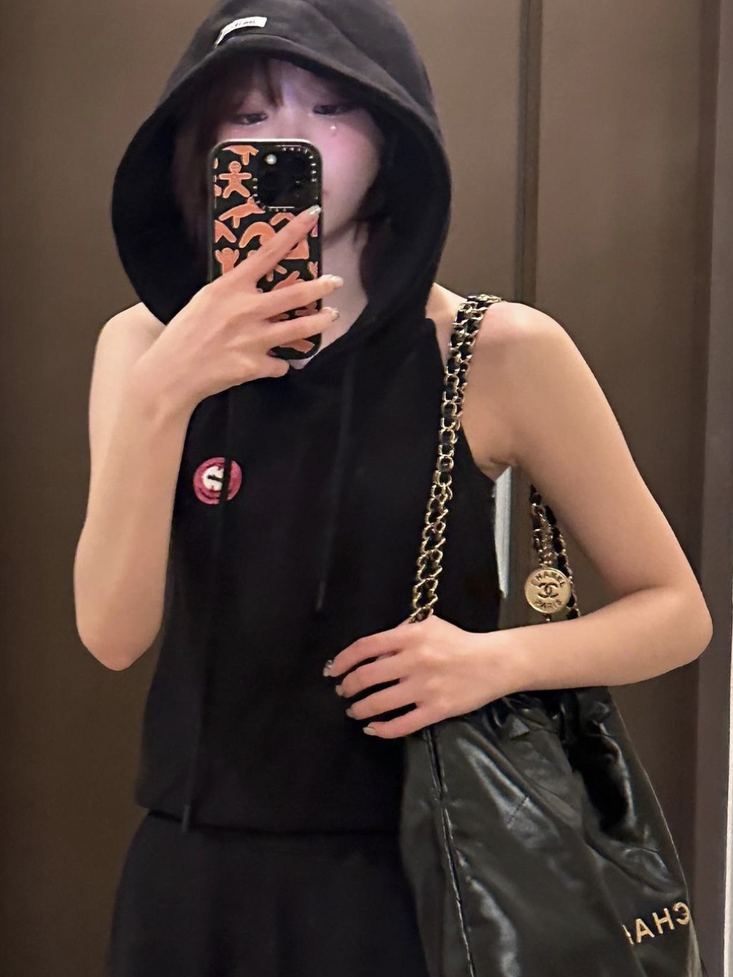 Chanel 22 Medium Handbag Shiny Calfskin & Gold Black 착용 스타일