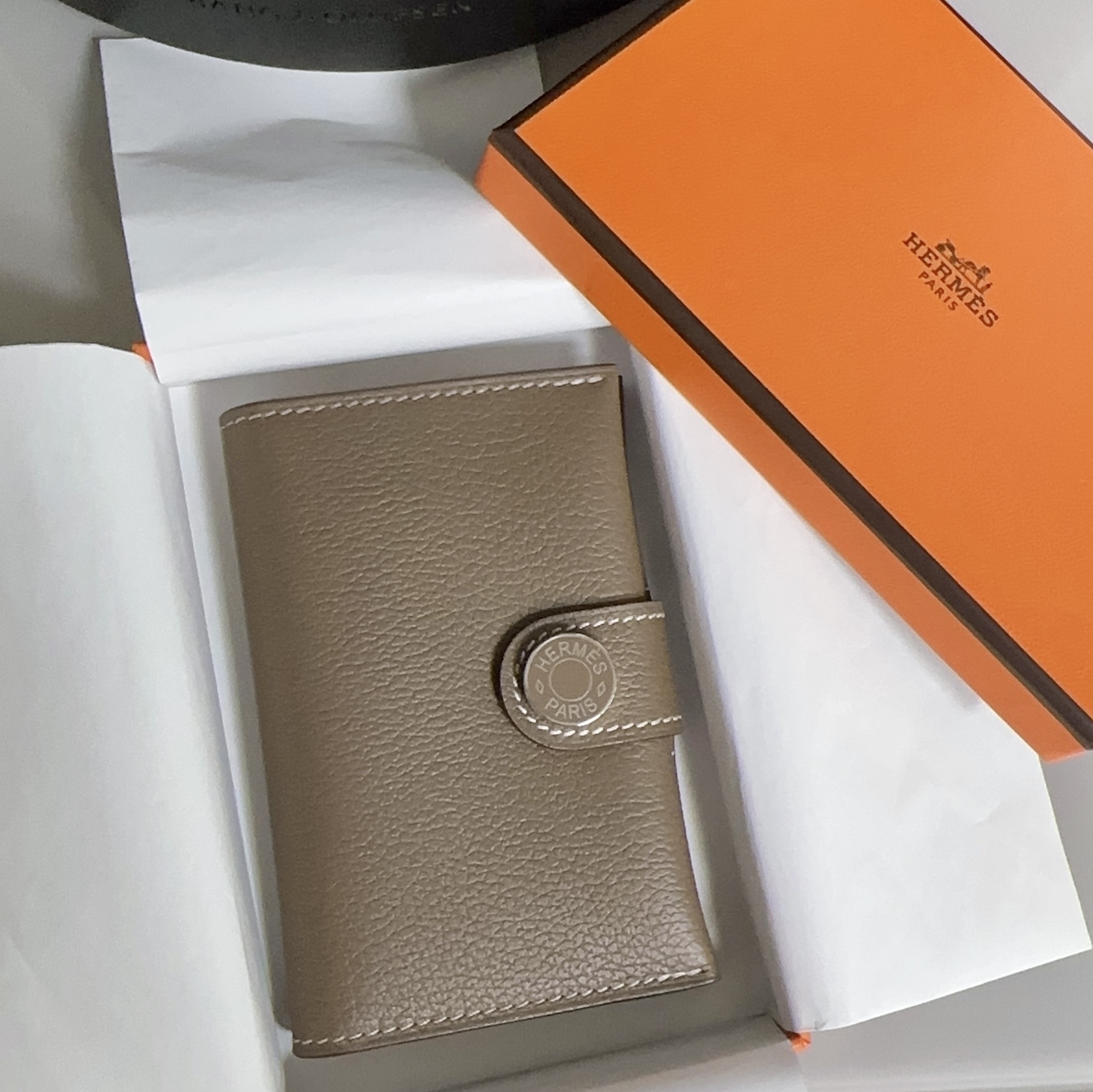 Hermes R.M.S Card Holder Evercolor & Palladium Etoupe 착용 스타일
