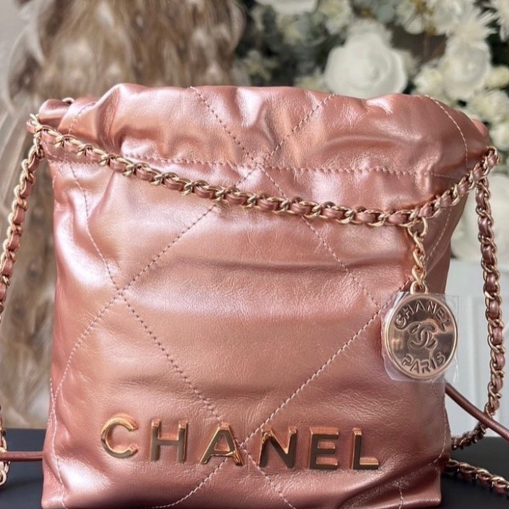 Chanel 22 Mini Handbag Metallic Calfskin & Pink Gold Copper 착용 스타일