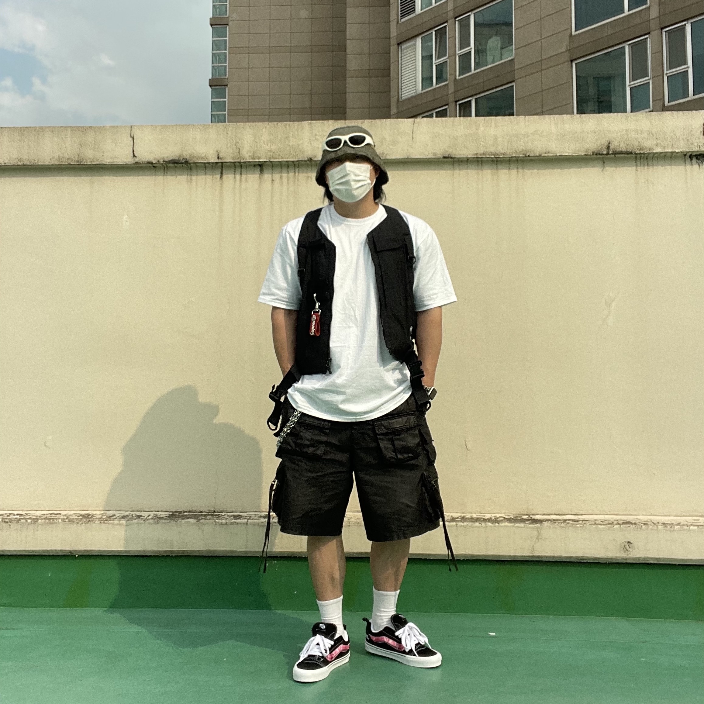 Vans x Peaches. Knu-Skool Black Pink, Undermycar Skal Multi Cargo Vintage Shorts Wren - 23SS 착용 스타일 - 2