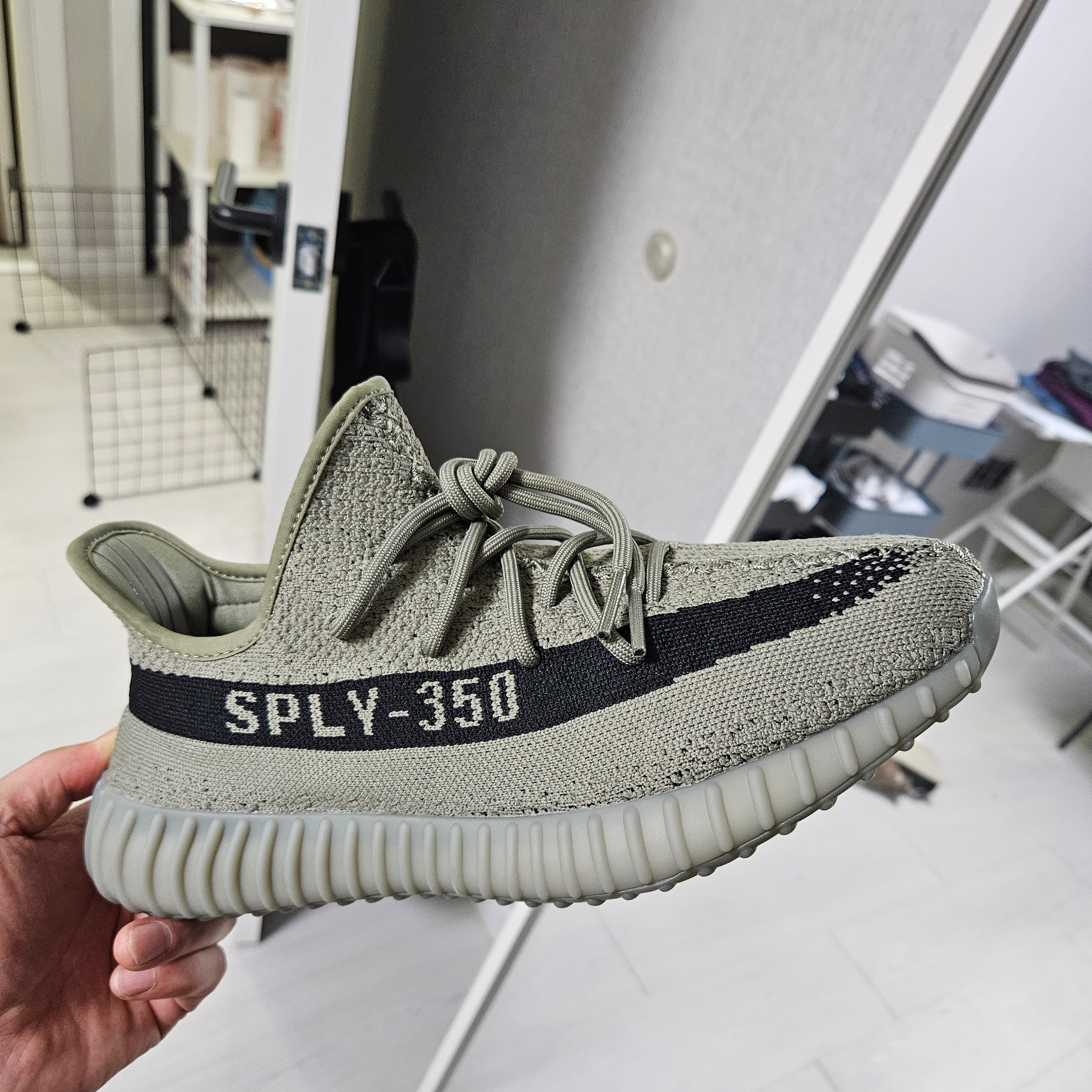 Adidas Yeezy Boost 350 V2 Granite Core Black 착용 스타일 - 2