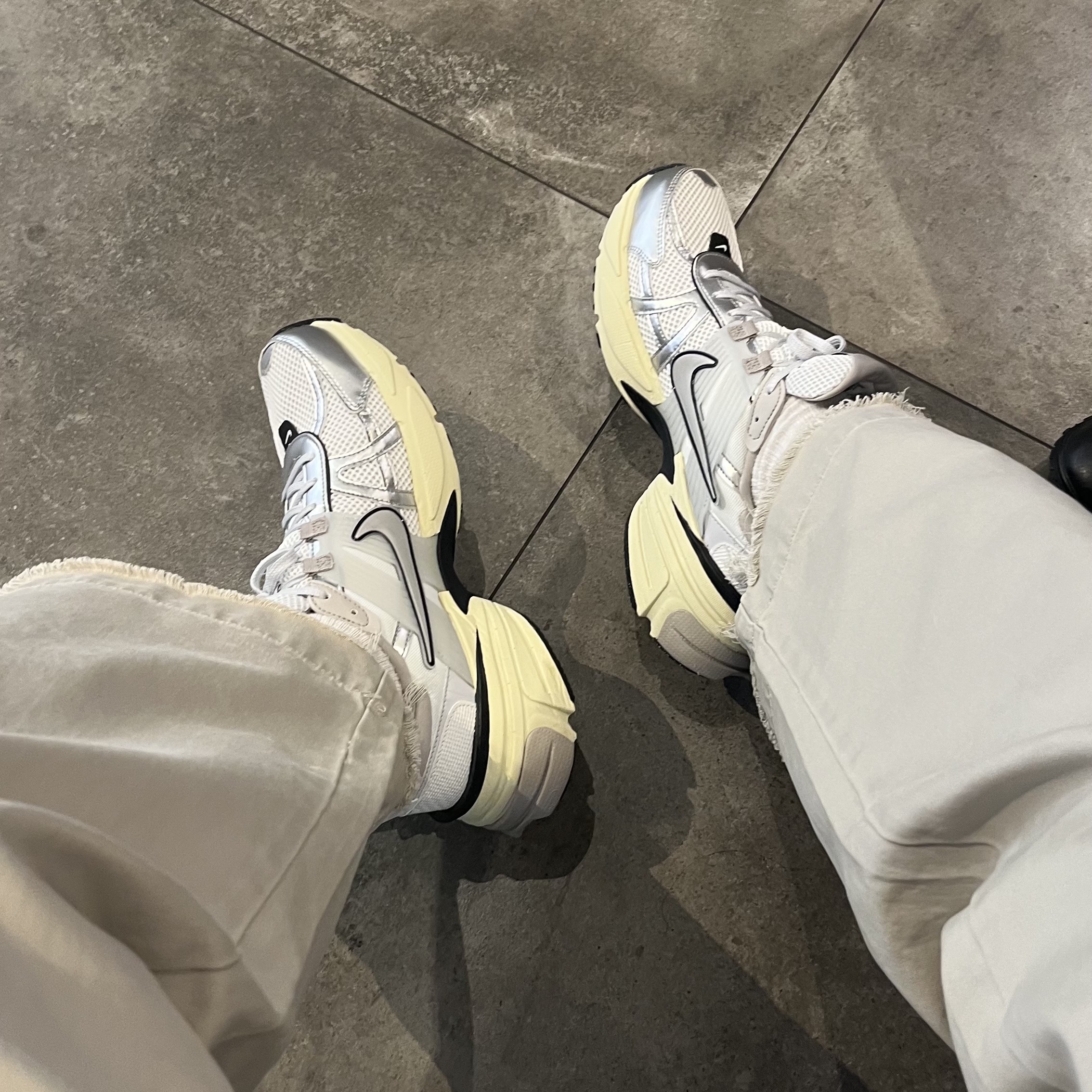 Nike V2K Run Summit White Metallic Silver 착용 스타일