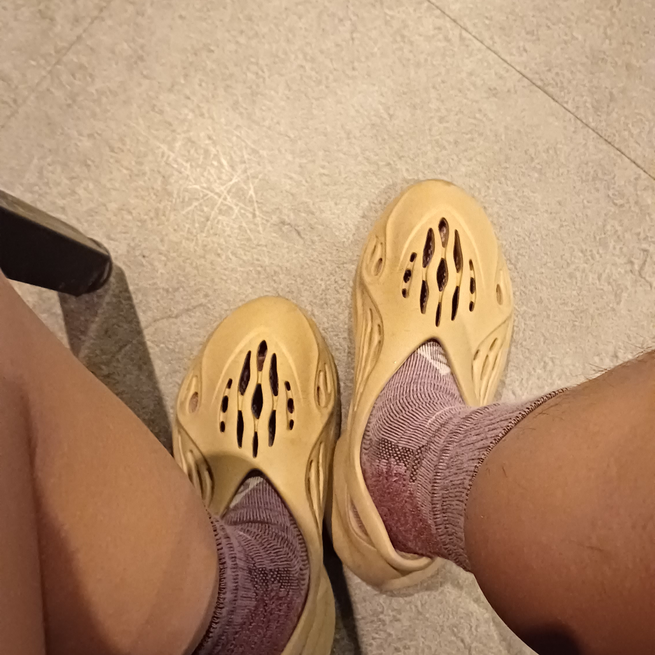 Adidas Yeezy Foam RNNR Ochre 착용 스타일 - 3