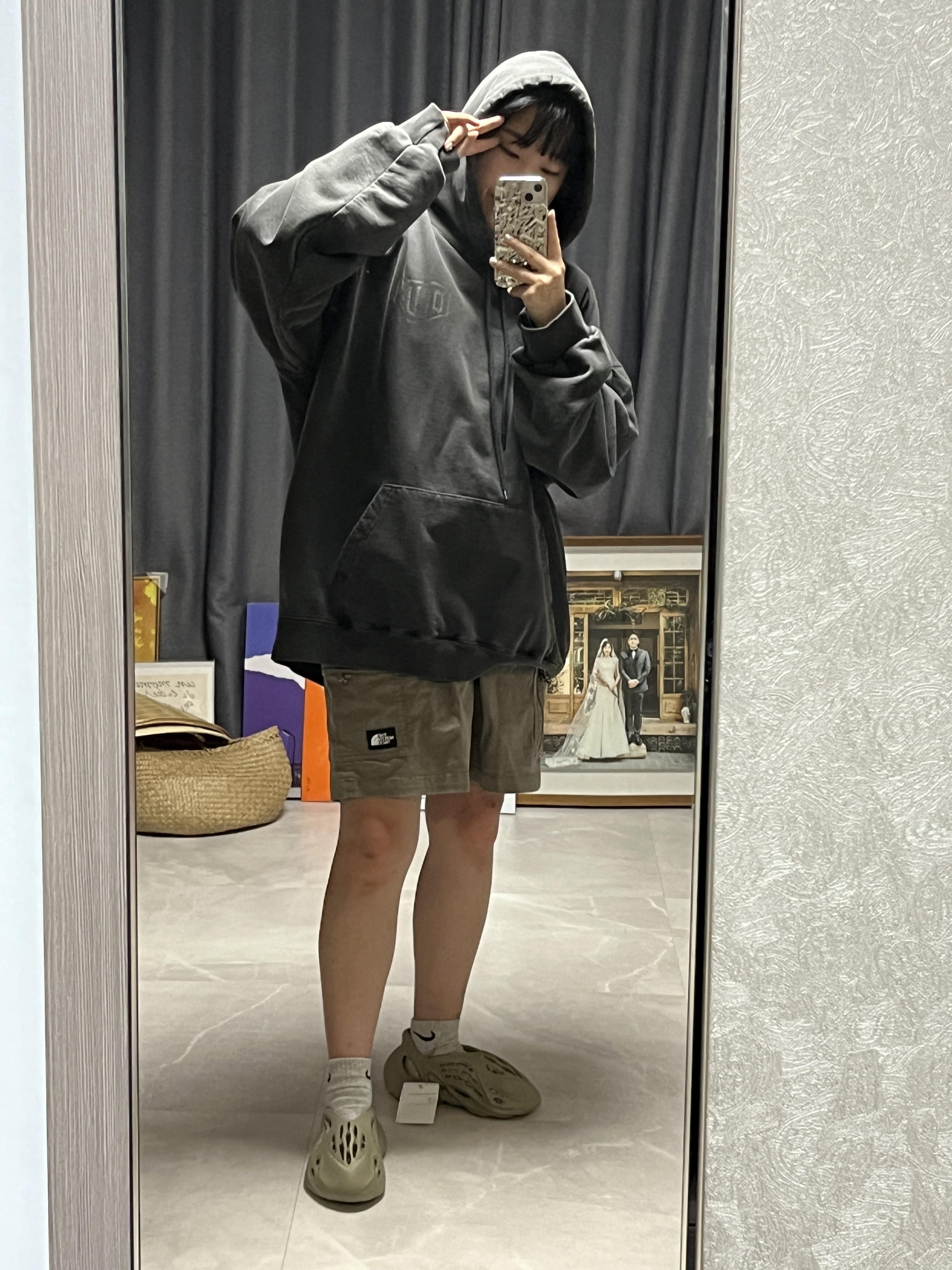 Adidas Yeezy Foam RNNR Stone Salt, Deus Ex Machina Seoul Address Hoodie Black 착용 스타일 - 4