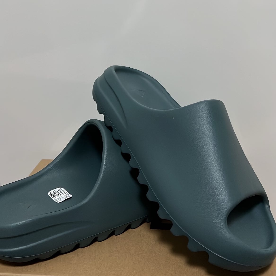 Adidas Yeezy Slide Slate Marine 착용 스타일