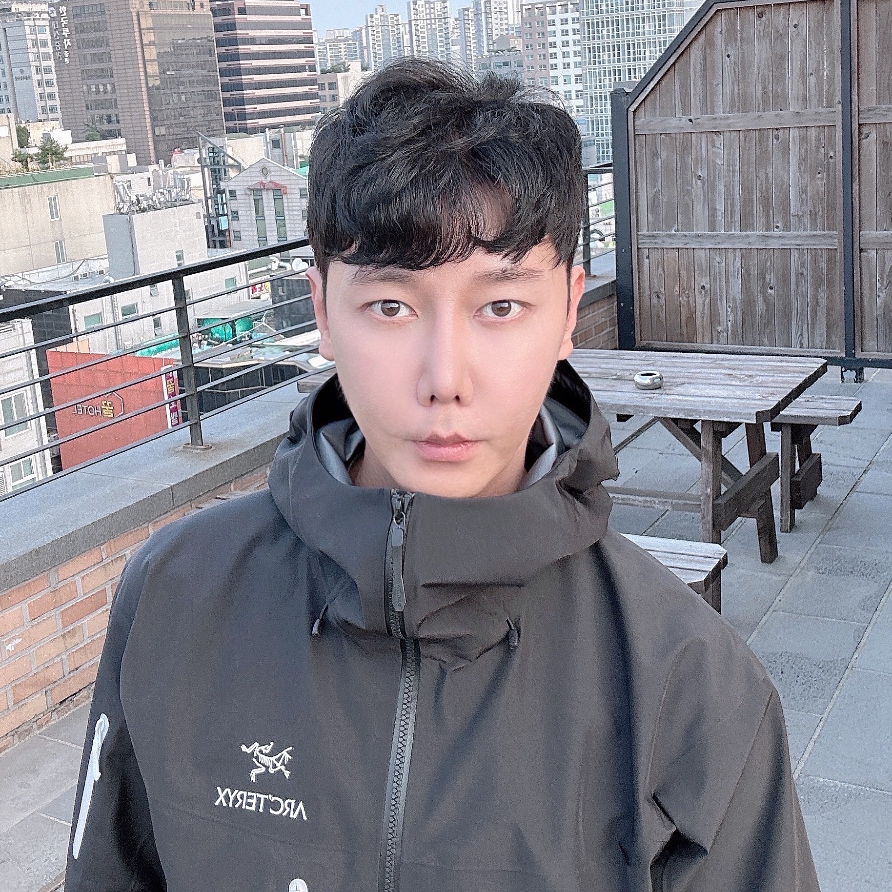 Arc'teryx Alpha SV Jacket Orca, Arc'teryx Beta LT Jacket Black 착용 스타일 - 1