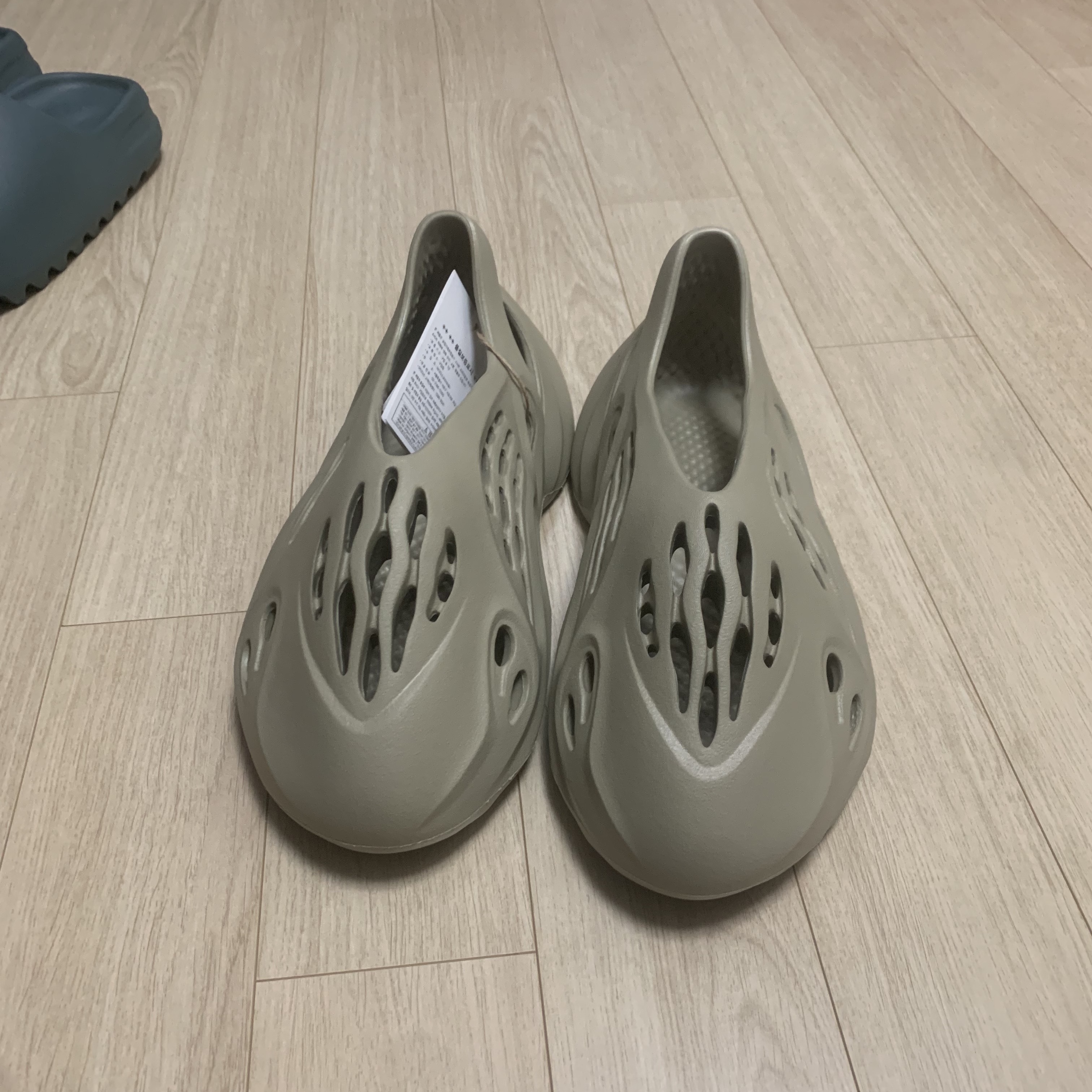 Adidas Yeezy Foam RNNR Stone Salt 착용 스타일 - 3