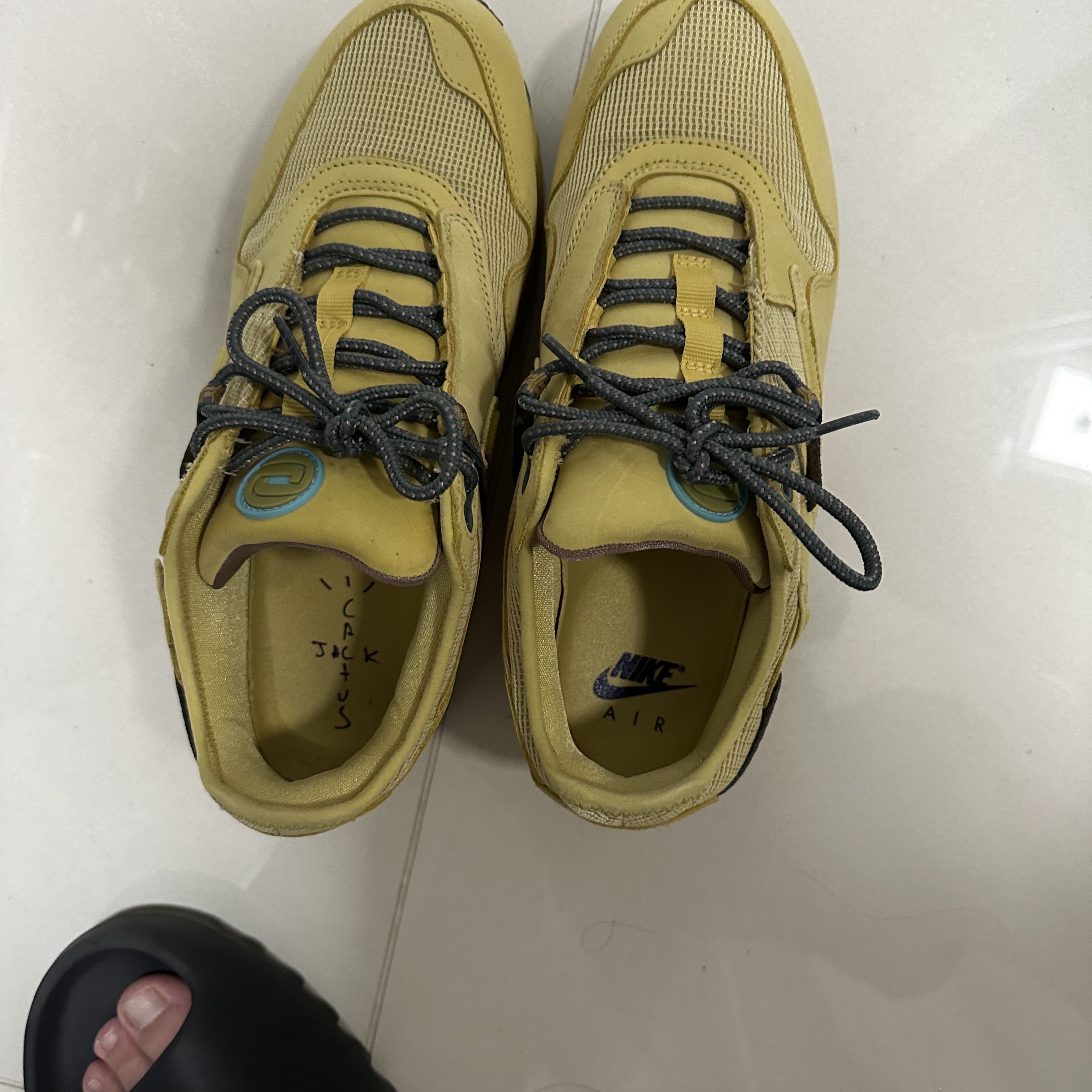 Nike x Travis Scott Air Max 1 Cact.us Gold 착용 스타일 - 1