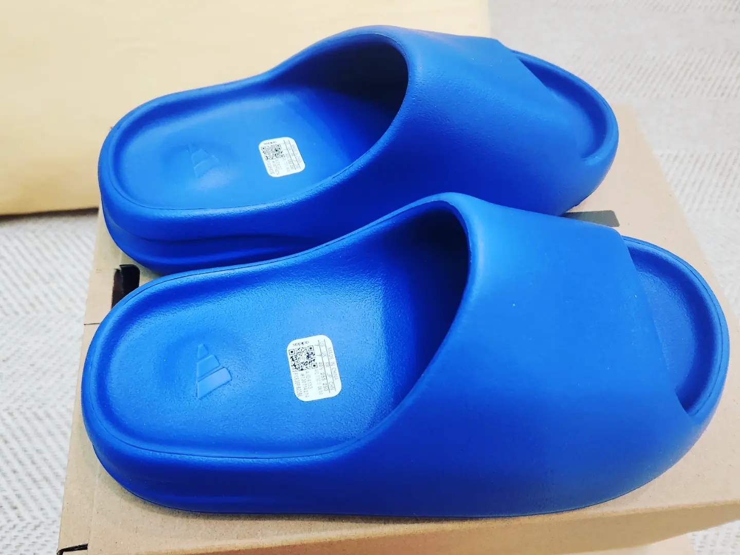 Adidas Yeezy Slide Azure 착용 스타일 - 2