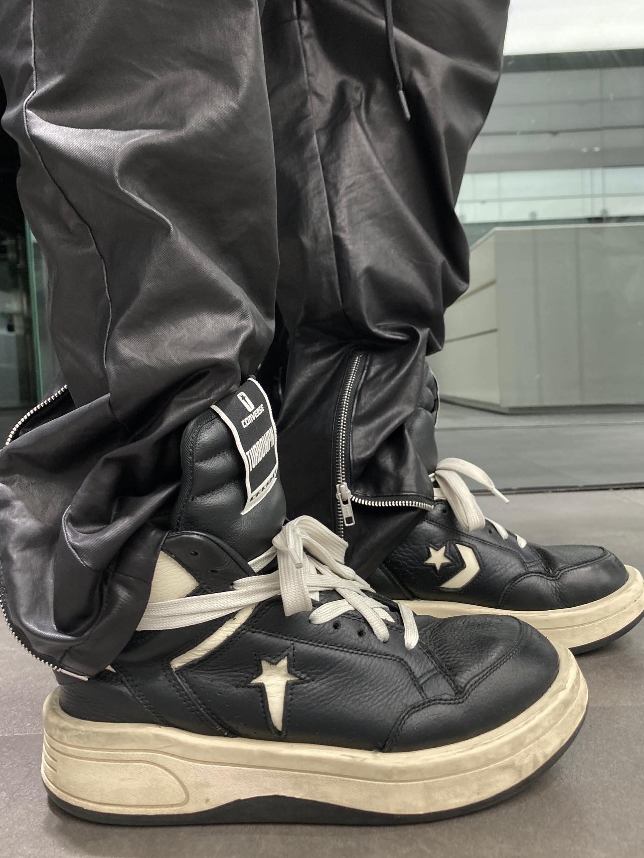 Converse x Drkshdw Turbowpn Black Cream, Converse x Drkshdw Dad Cap Black 착용 스타일 - 2