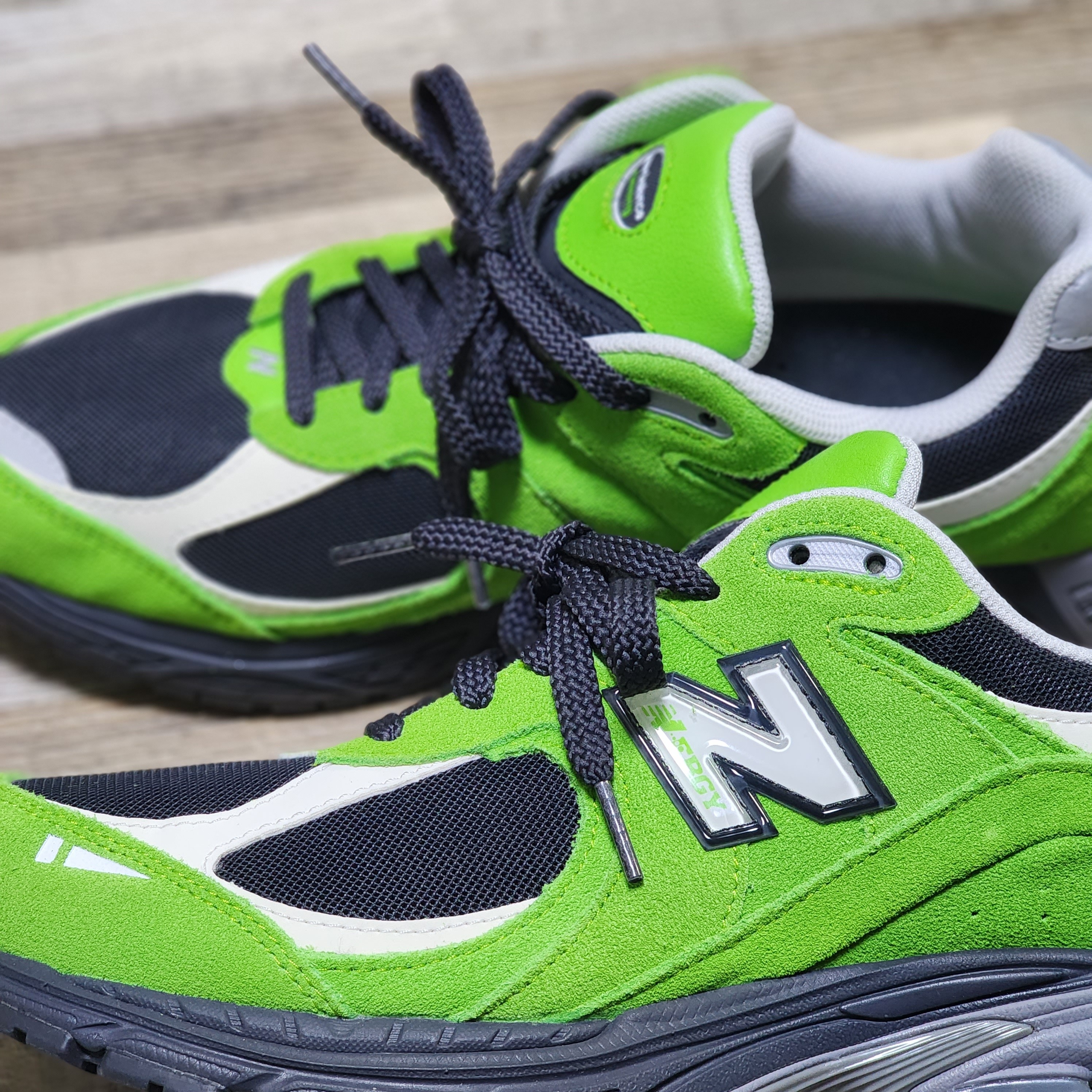 New Balance 2002R Good Vibes Pack Green 착용 스타일 - 1