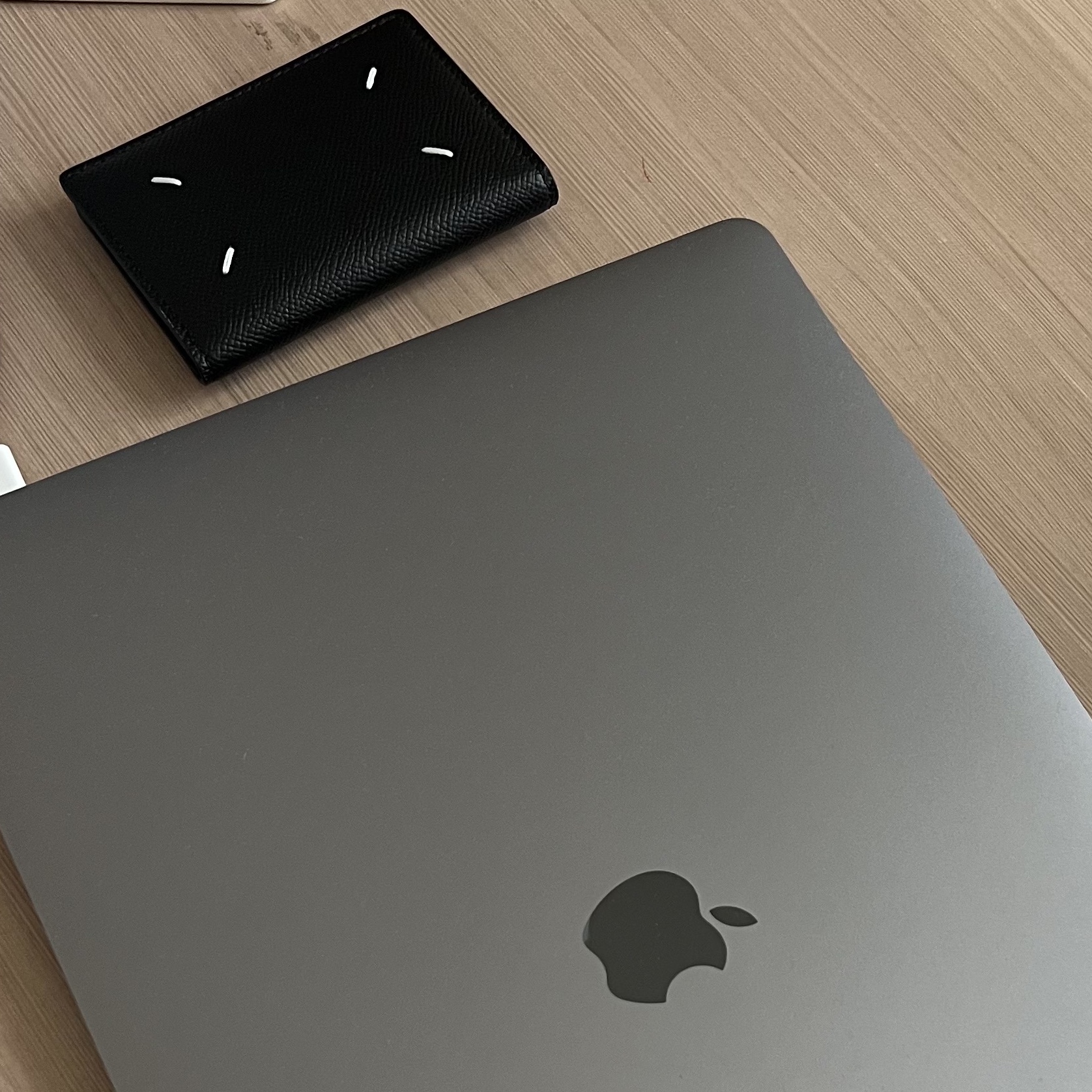 Maison Margiela Leather Bi-Fold Card Holder Black, Apple 2021 MacBook Pro 16 M1 Pro 10-Core 2TB SSD / 32GB RAM Silver (Korean Ver.) 착용 스타일