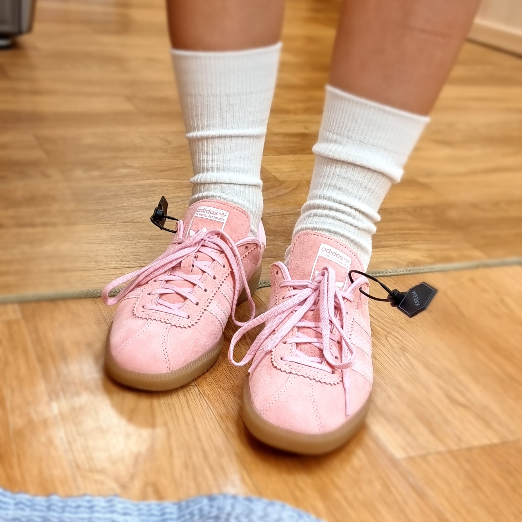 Adidas Bermuda Glow Pink 착용 스타일