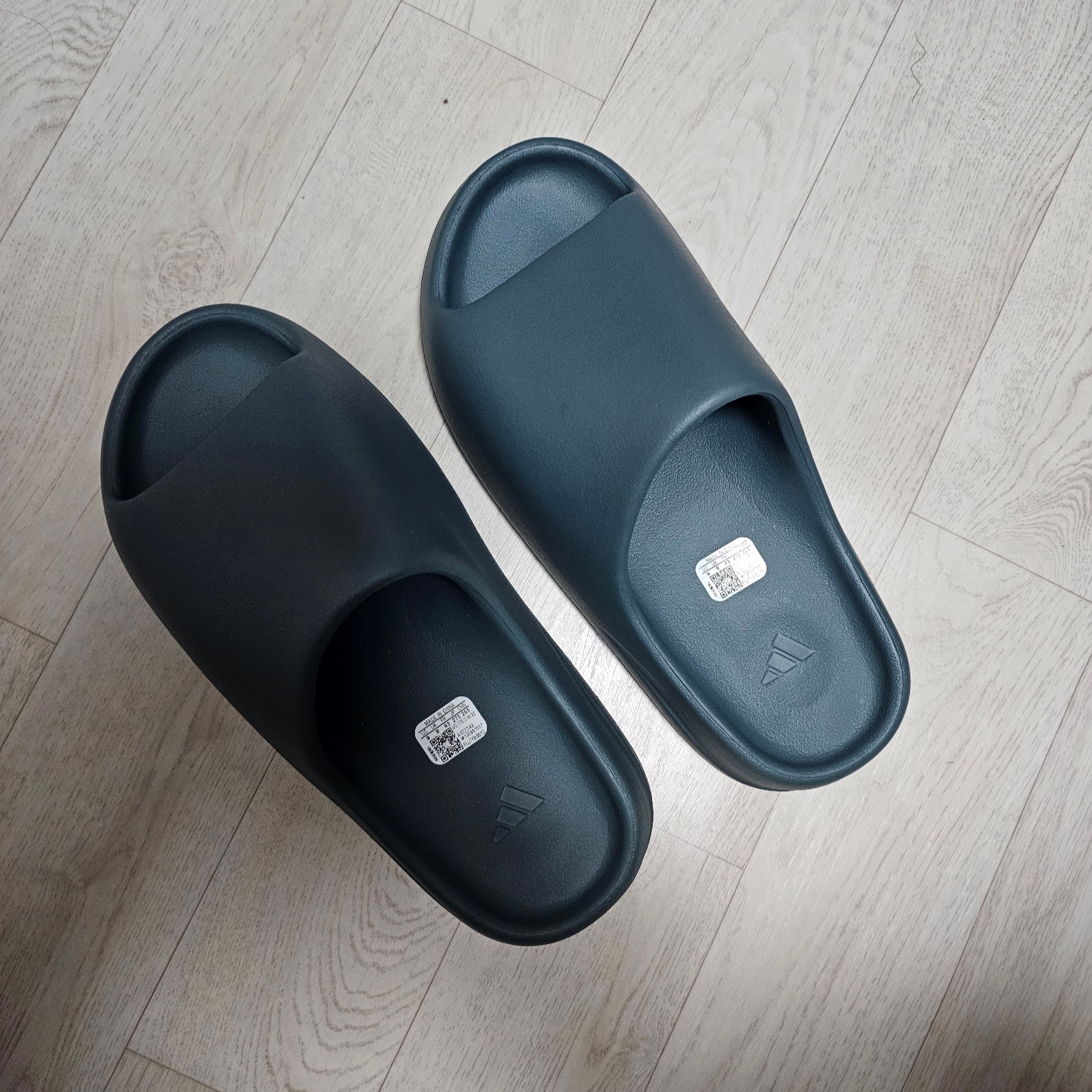 Adidas Yeezy Slide Slate Marine 착용 스타일