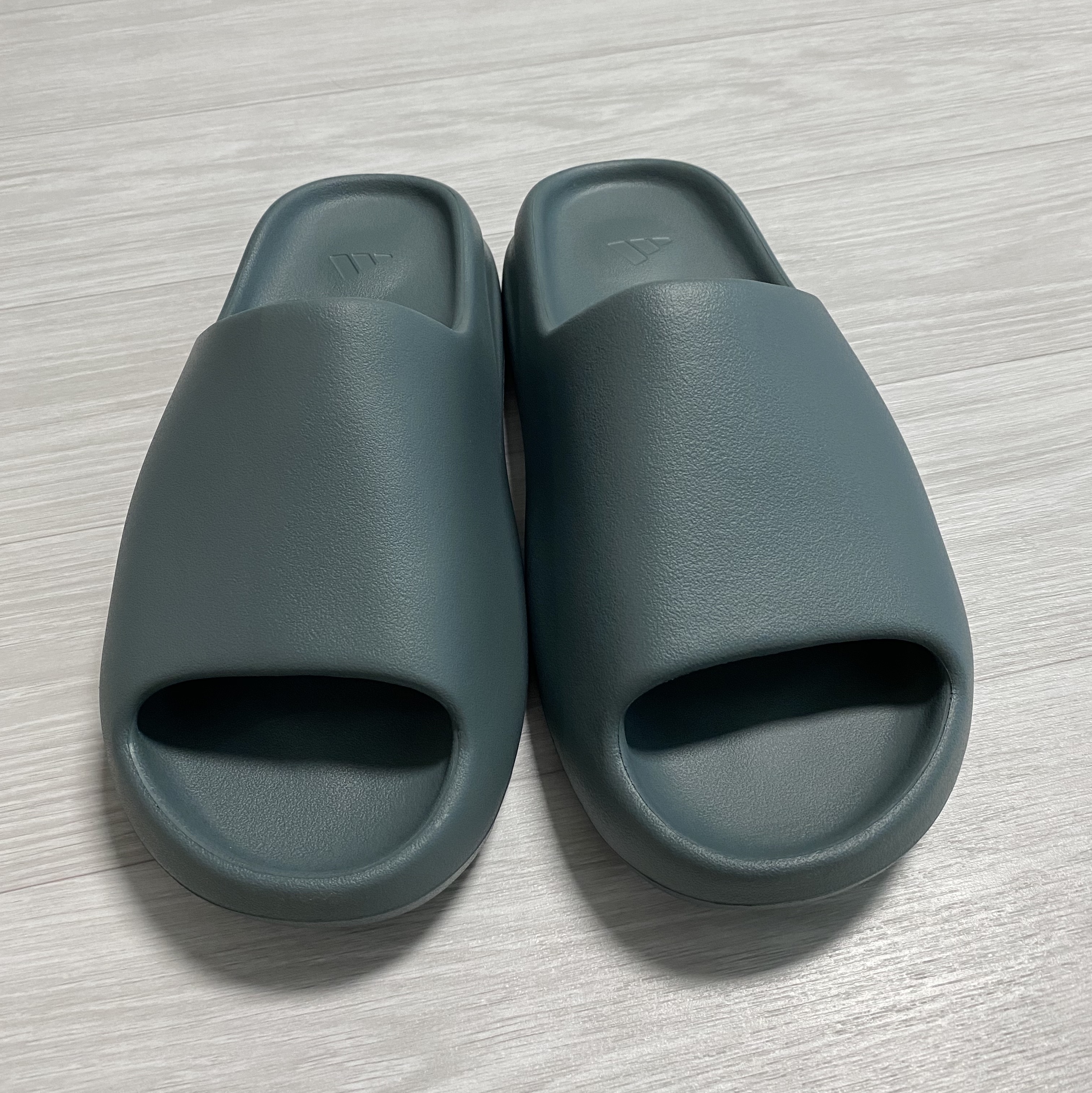 Adidas Yeezy Slide Slate Marine 착용 스타일 - 1