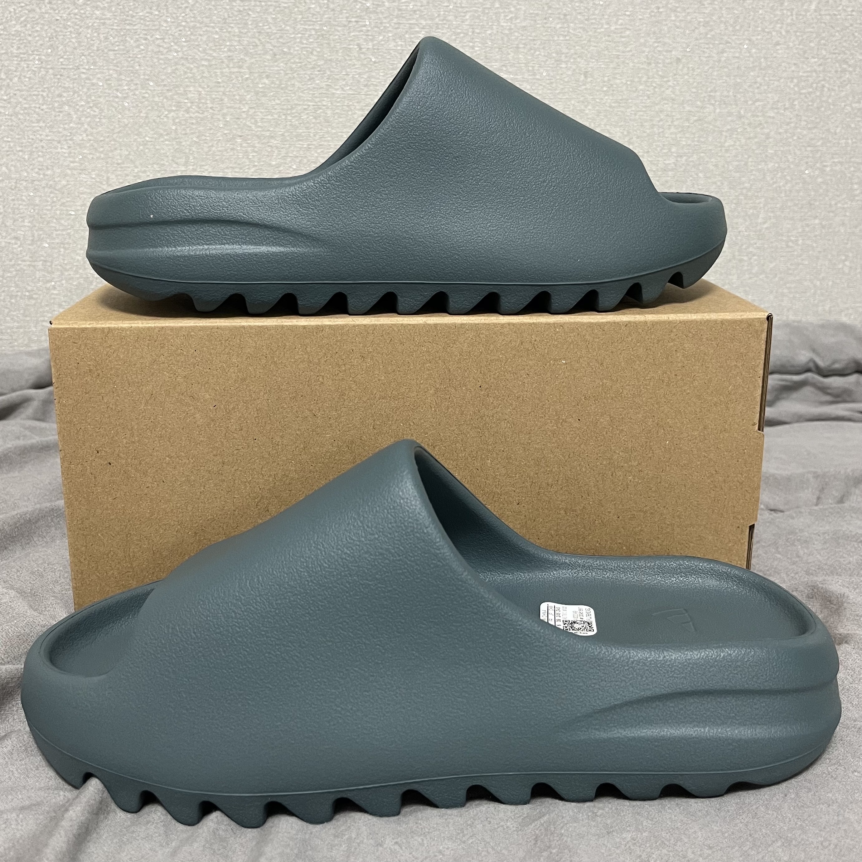 Adidas Yeezy Slide Slate Marine 착용 스타일