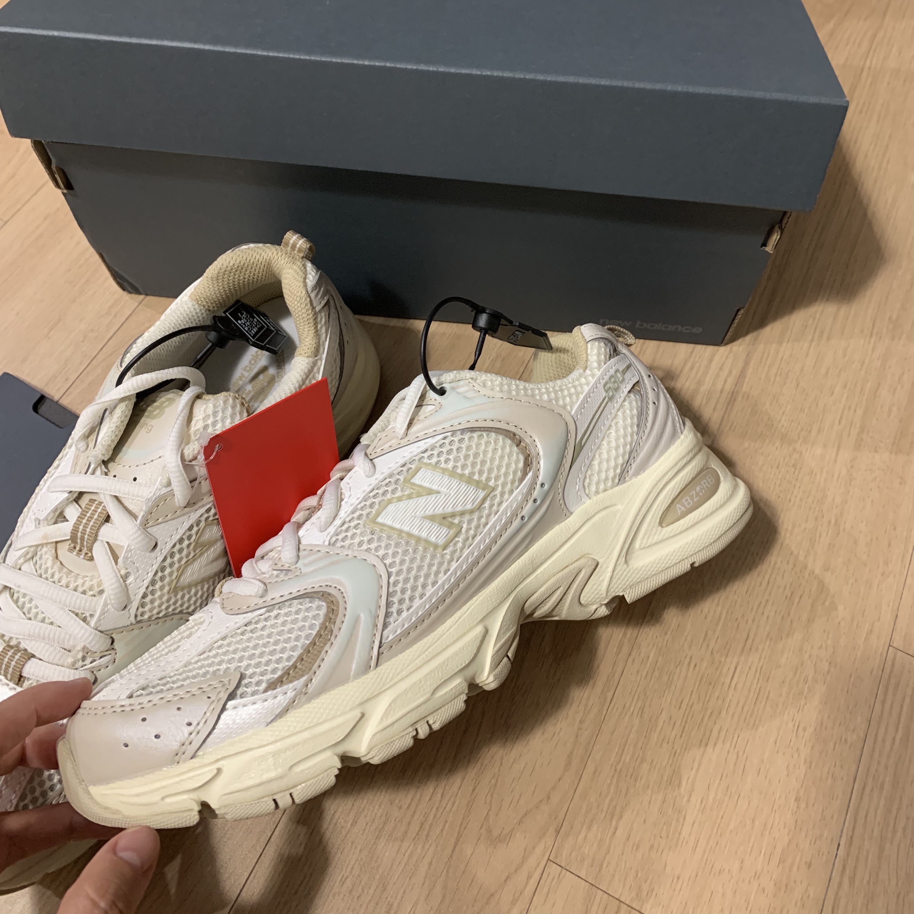 New Balance 530 Beige Angora 착용 스타일