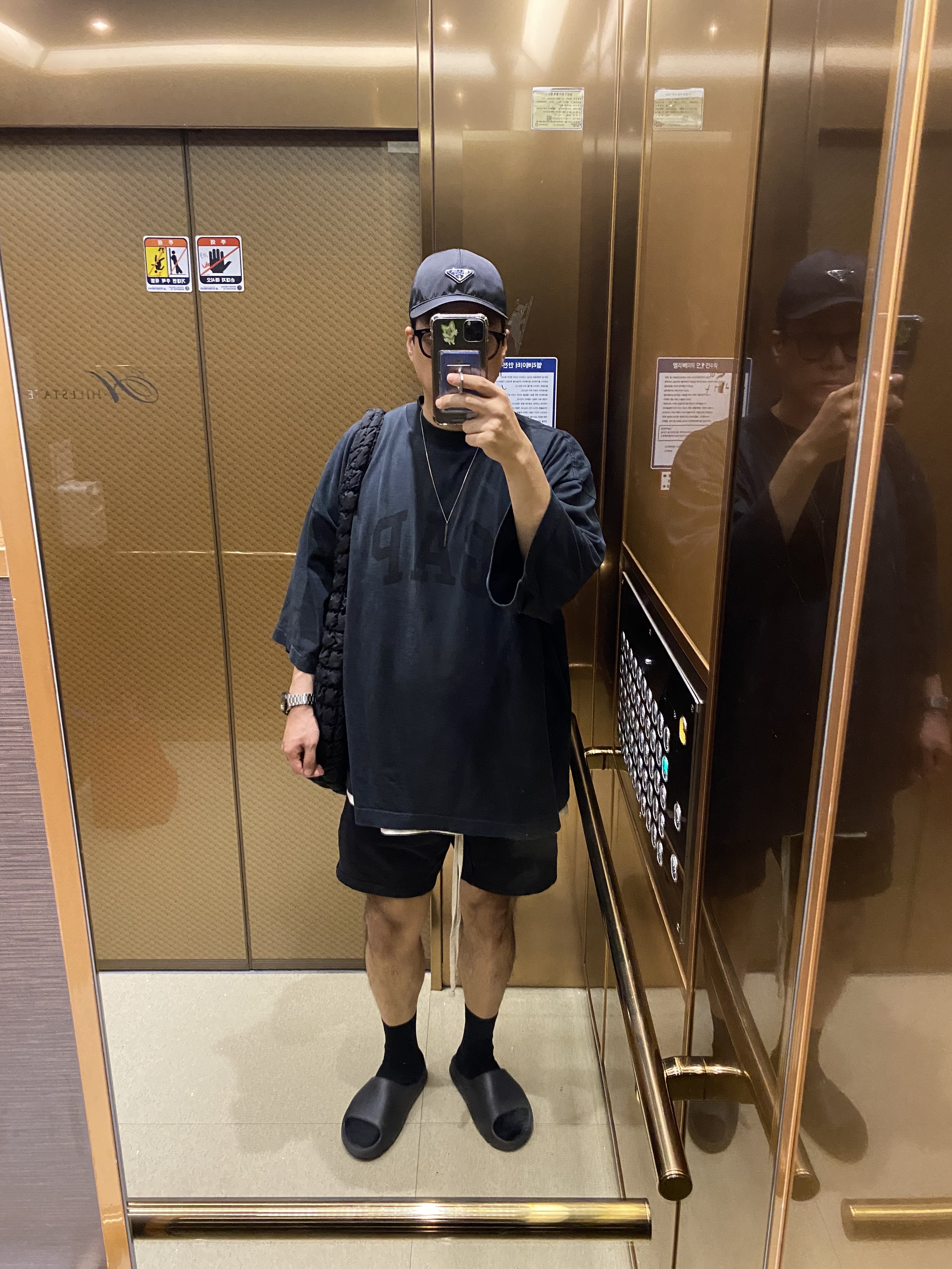 Yeezy Gap Engineered By Balenciaga Dove 3/4 Sleeve T-Shirt Washed Black, Adidas Yeezy Slide Onyx 착용 스타일