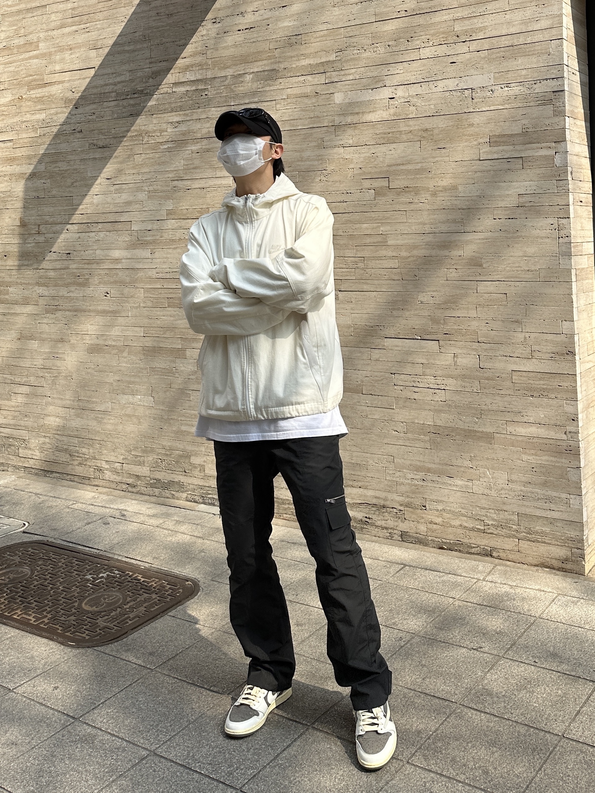 Jordan 1 x Travis Scott Retro Low OG SP Sail and Ridgerock, Gentle Monster x Maison Margiela MM005 Black Black 착용 스타일 - 1