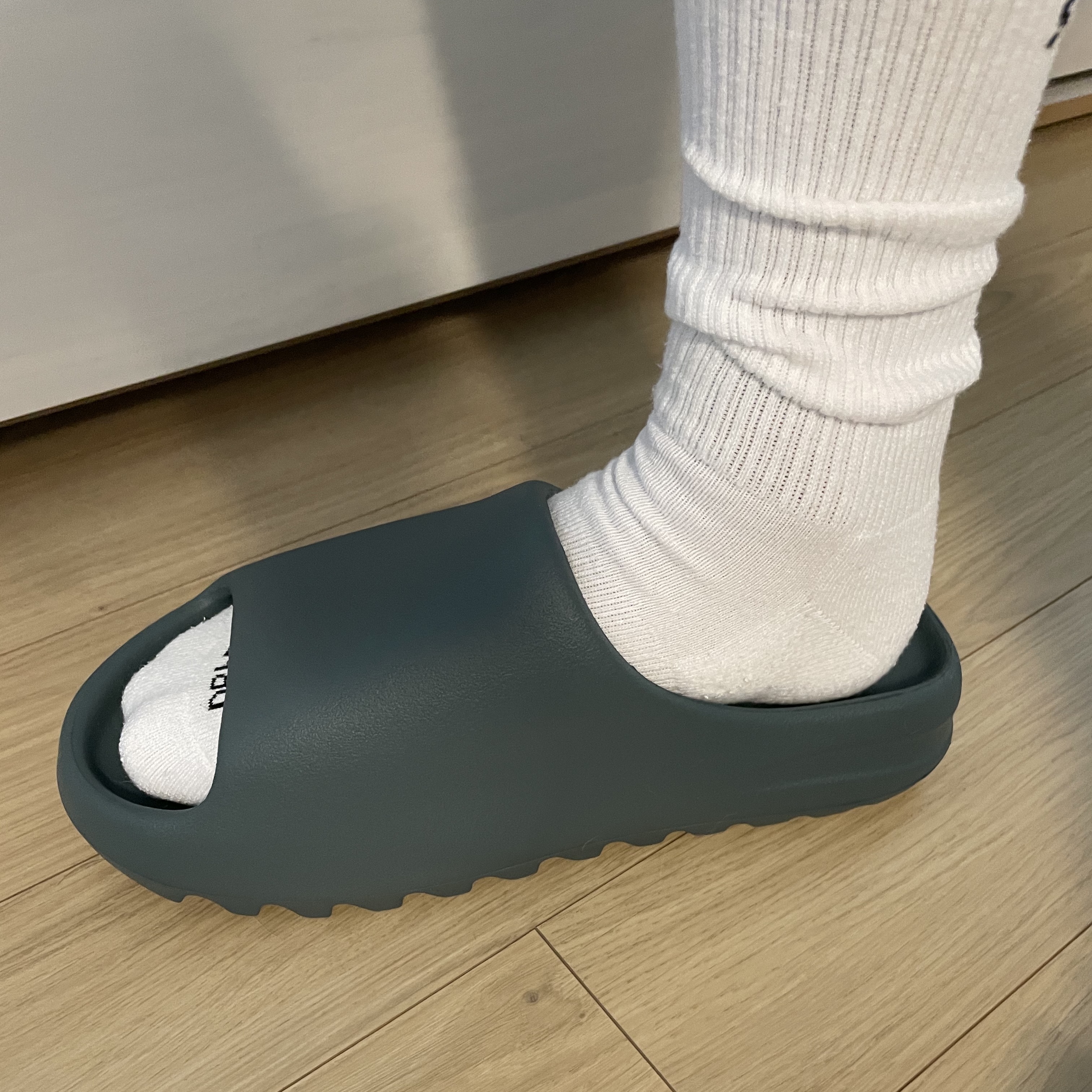 Adidas Yeezy Slide Slate Marine 착용 스타일