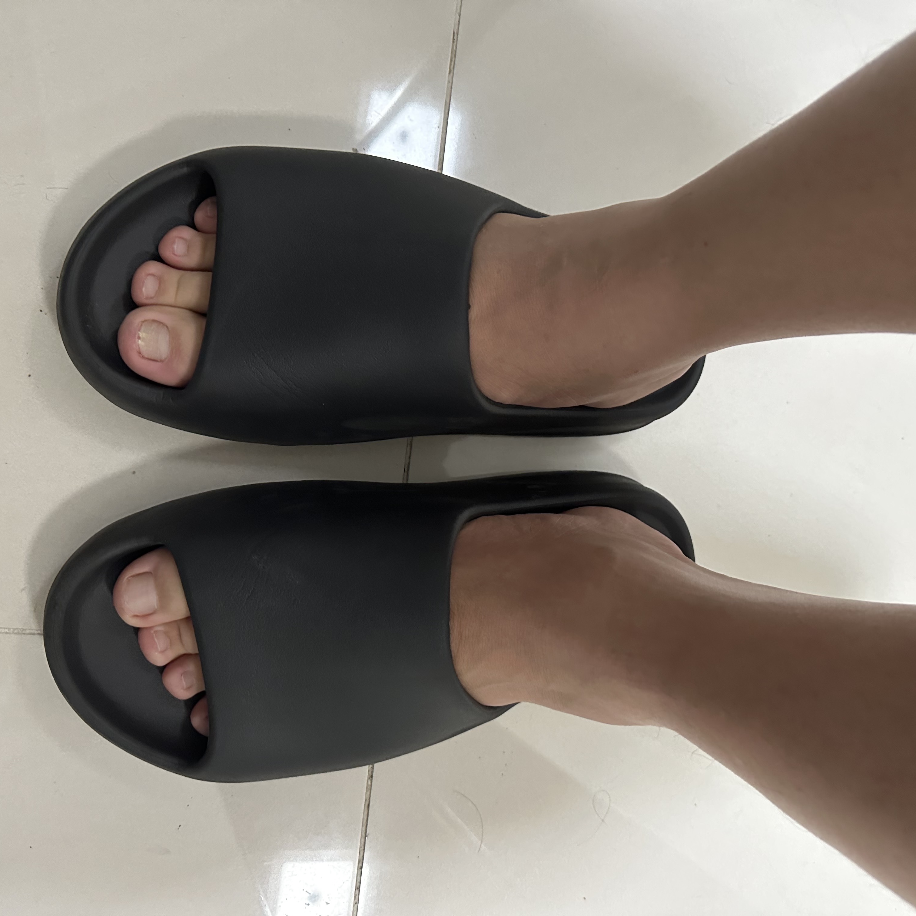 Adidas Yeezy Slide Onyx 착용 스타일