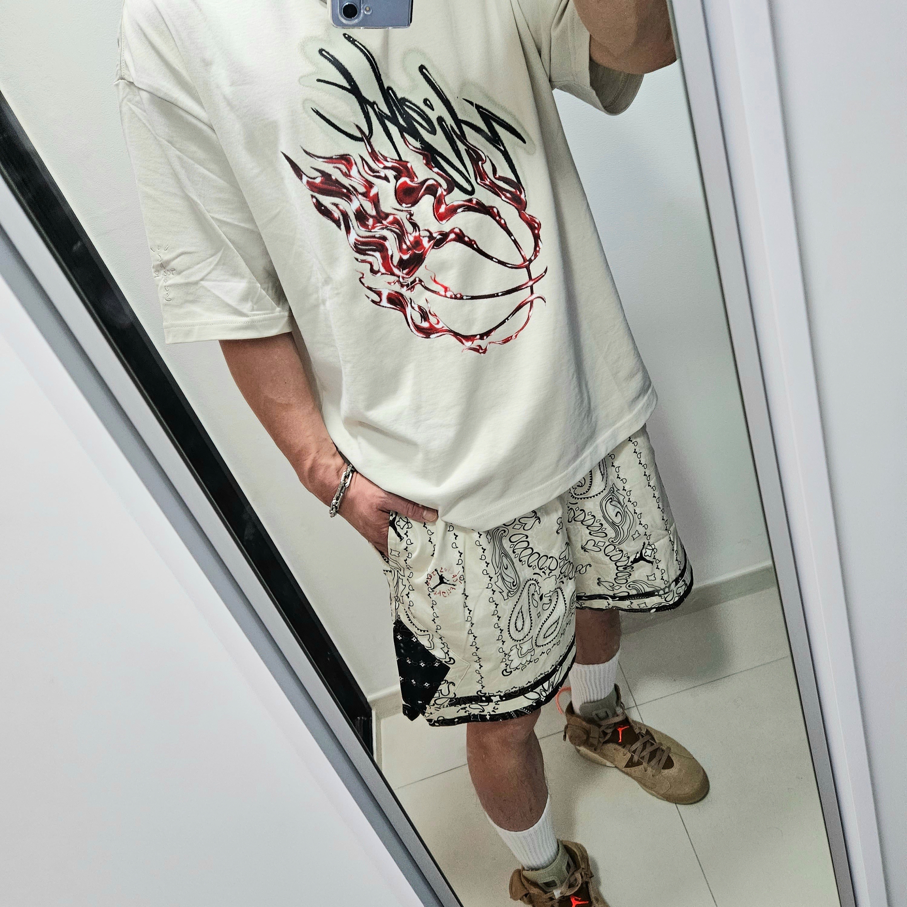 Jordan x Travis Scott T-Shirt Light Mahogany Brown - Asia, Jordan x Travis Scott Shorts Light Iron Ore - US/EU 착용 스타일 - 3