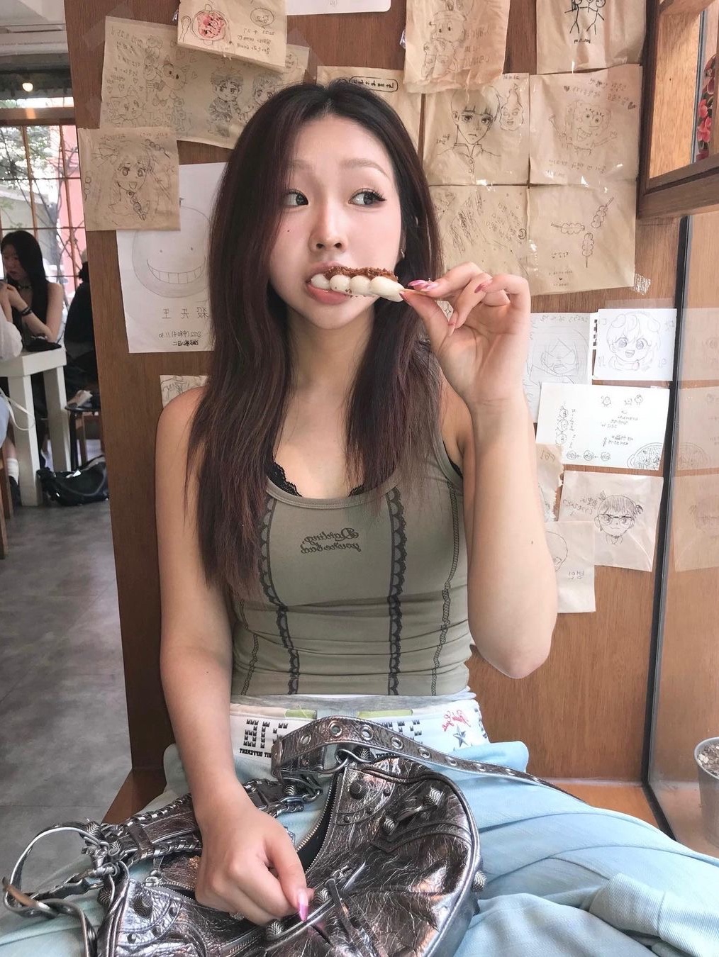 Darling You're Bad Women Lace Printed Sleeveless Tanned Khaki, Darling You're Bad Women Lace Printed Sleeveless Off White 착용 스타일 - 2