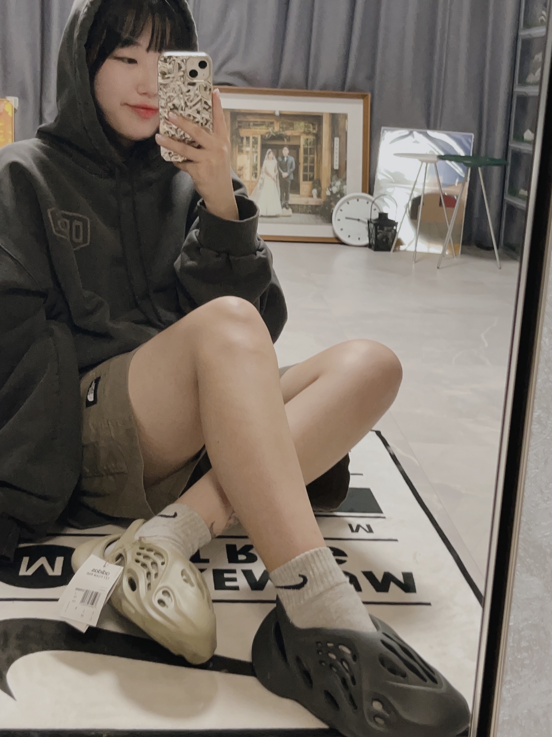 Adidas Yeezy Foam RNNR Stone Salt, Deus Ex Machina Seoul Address Hoodie Black 착용 스타일 - 2