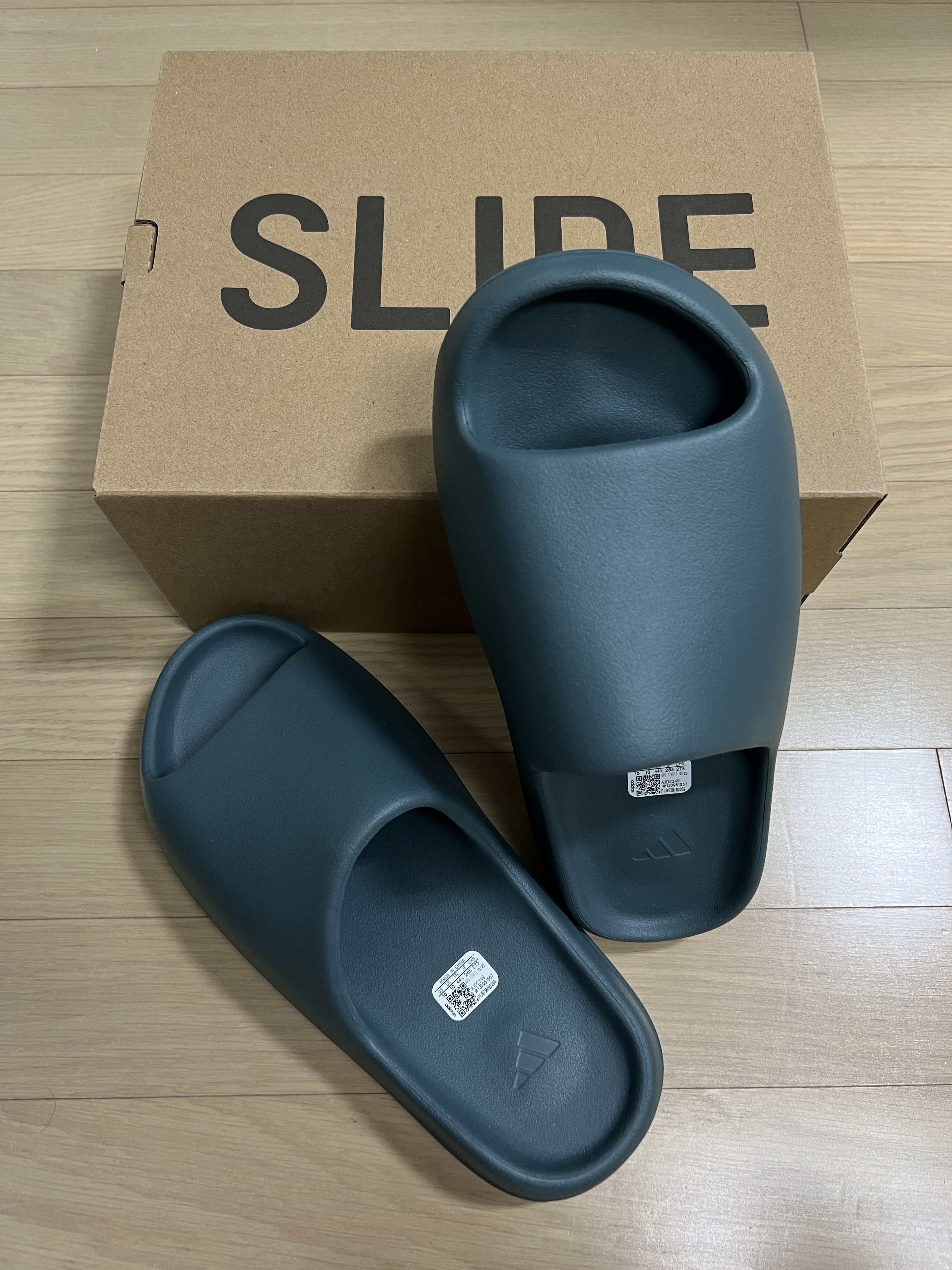Adidas Yeezy Slide Slate Marine 착용 스타일 - 2