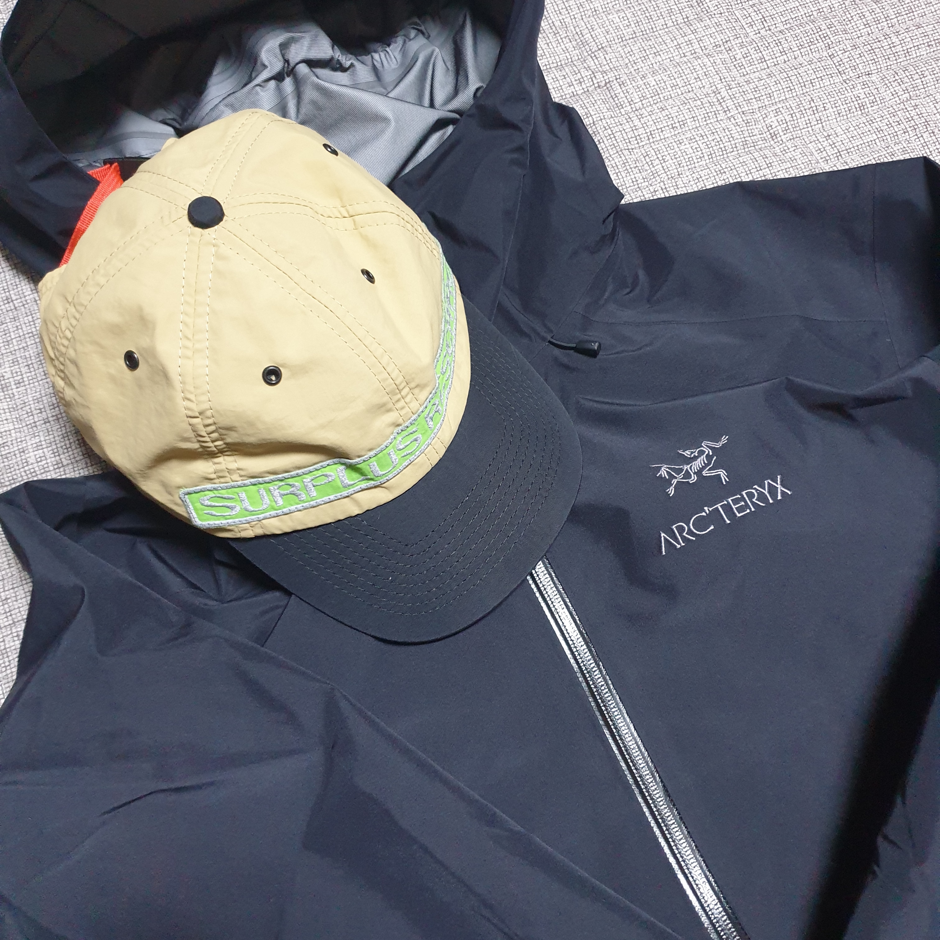 Arc'teryx Beta LT Jacket Black 착용 스타일