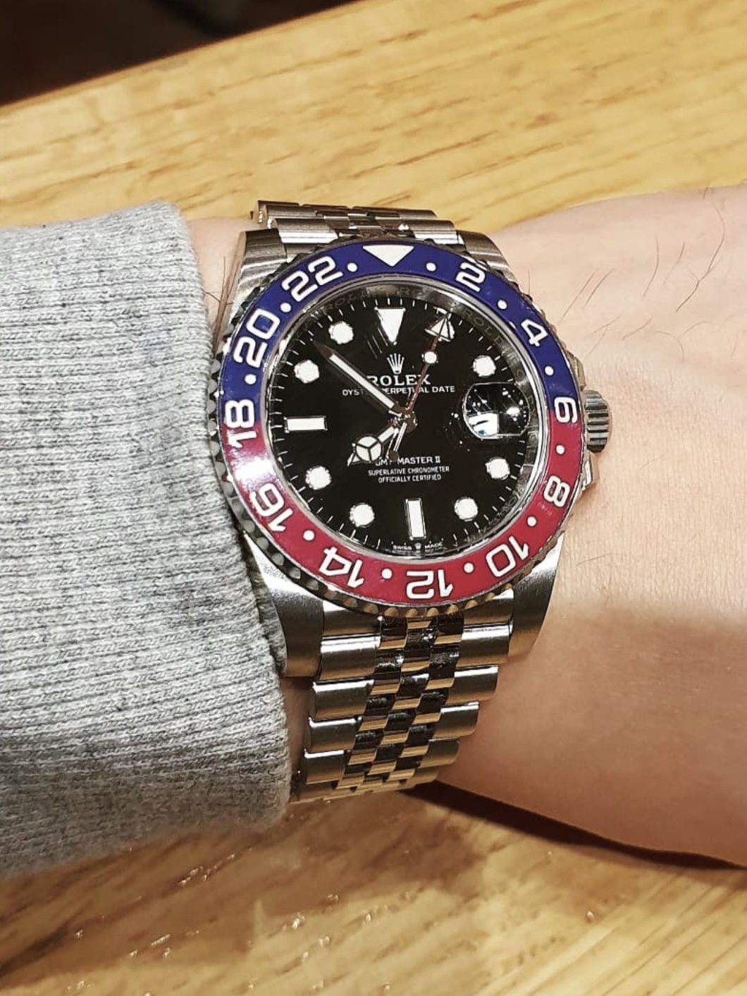 Rolex GMT-Master II 40mm 126710BLRO Black Jubilee 착용 스타일