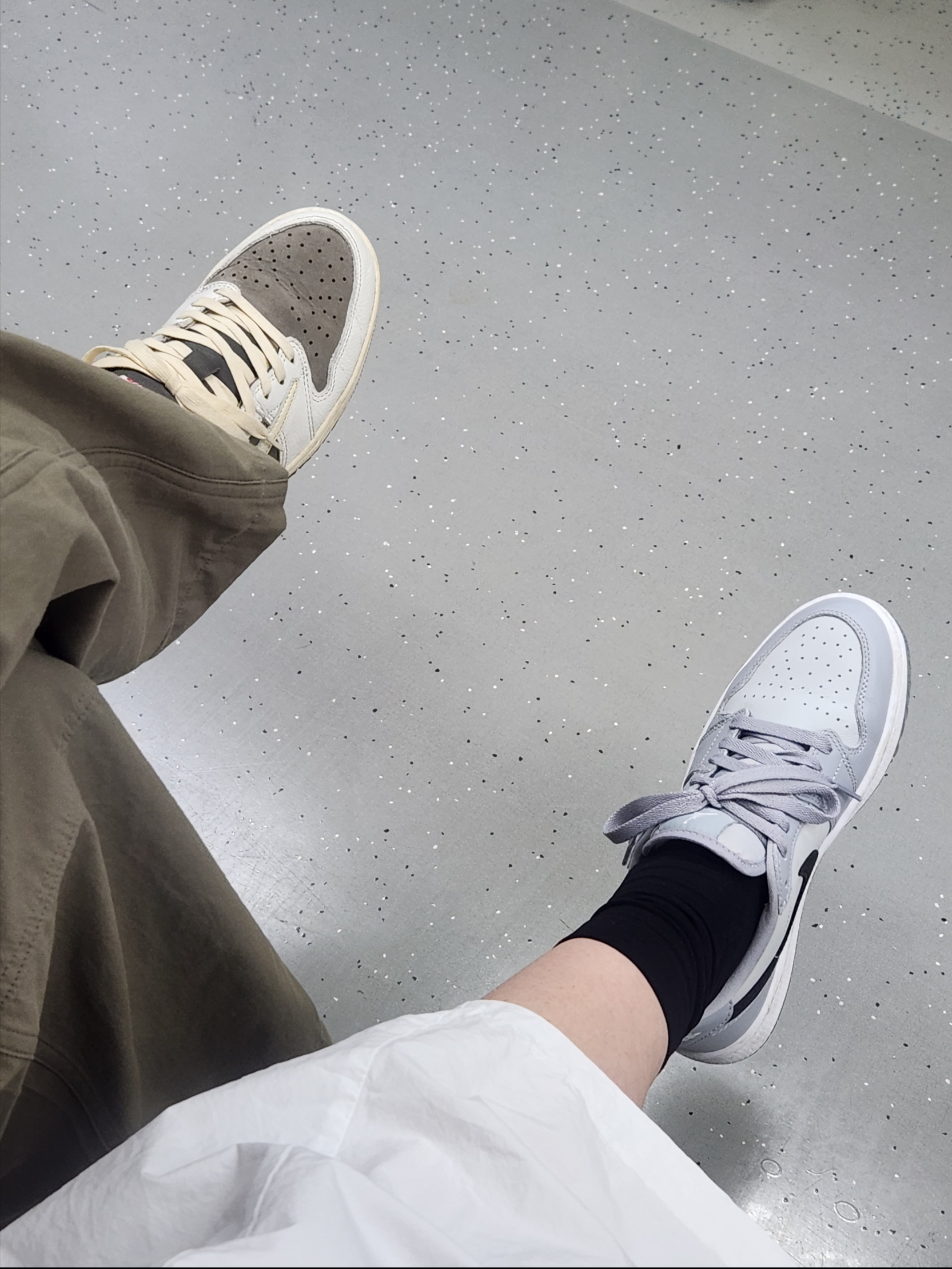 Jordan 1 x Travis Scott Retro Low OG SP Sail and Ridgerock, Jordan 1 Low Golf Wolf Grey 착용 스타일