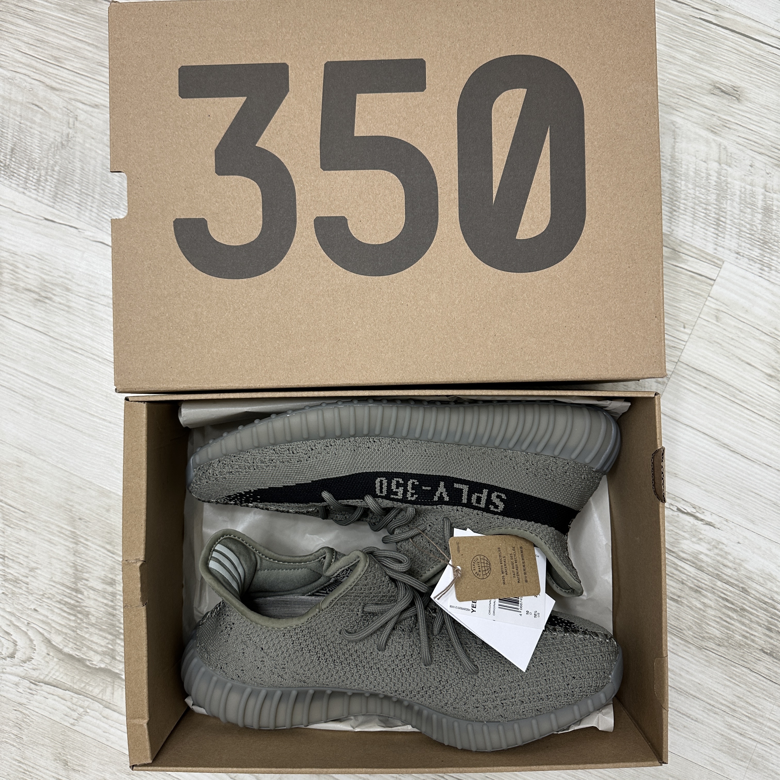 Adidas Yeezy Boost 350 V2 Granite Core Black 착용 스타일 - 2