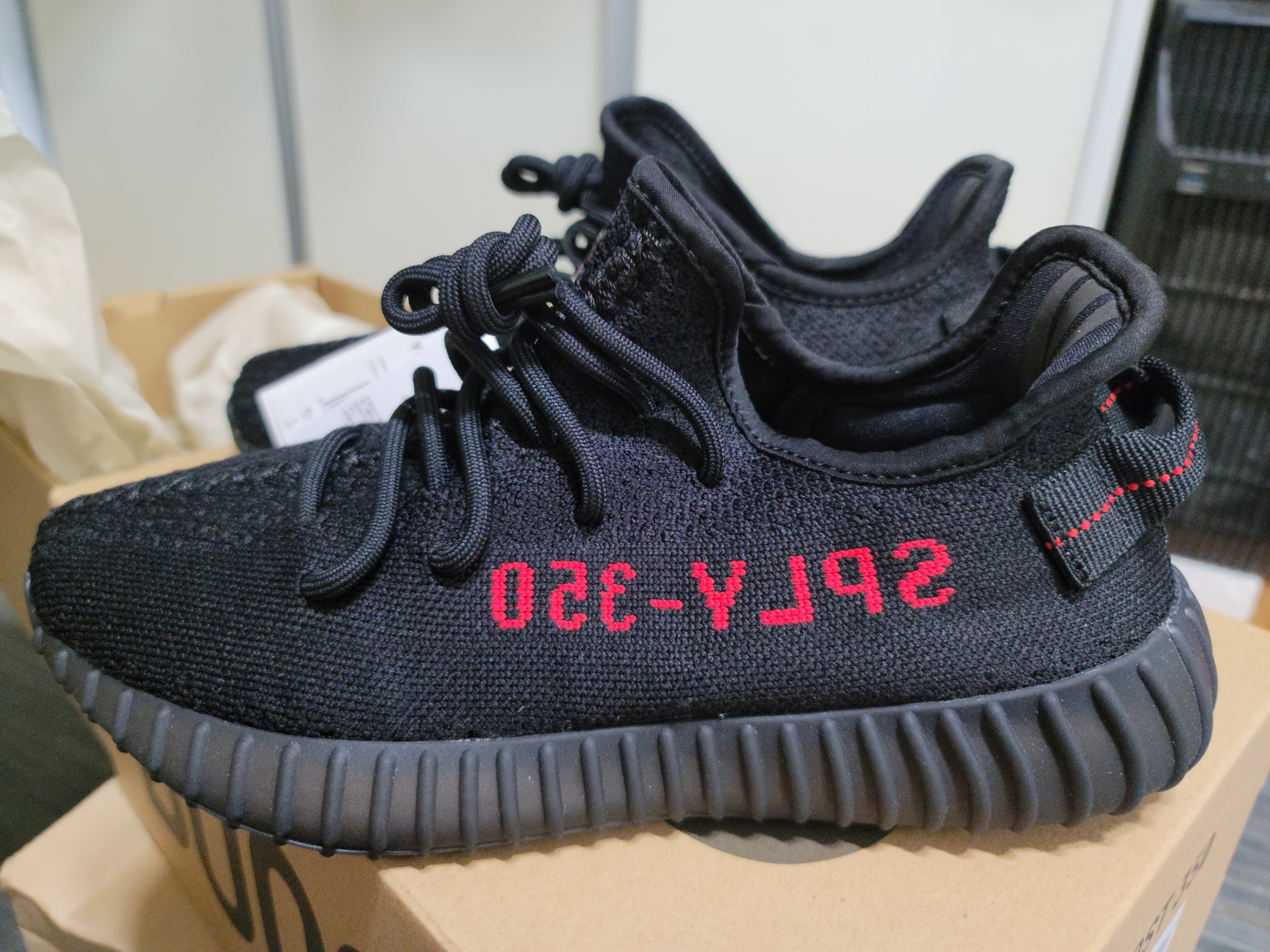 Adidas Yeezy Boost 350 V2 Black Red 2020 착용 스타일 - 1