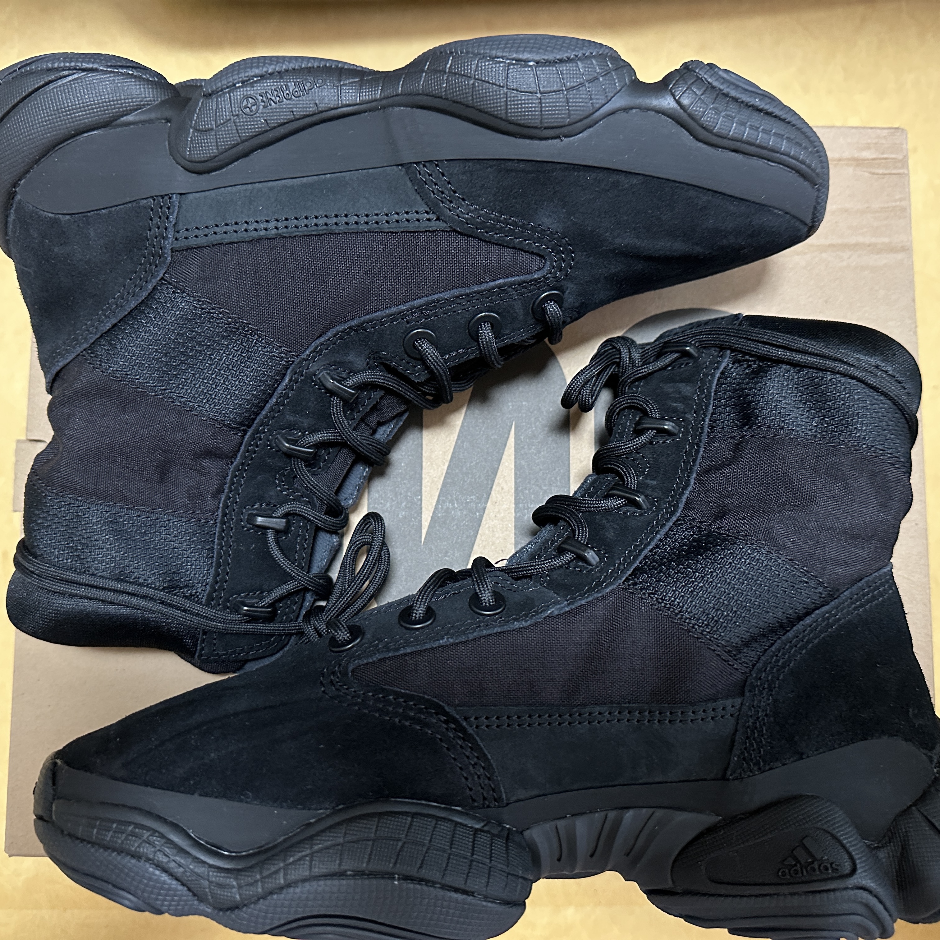 Adidas Yeezy 500 High Tactical Utility Black 착용 스타일 - 3