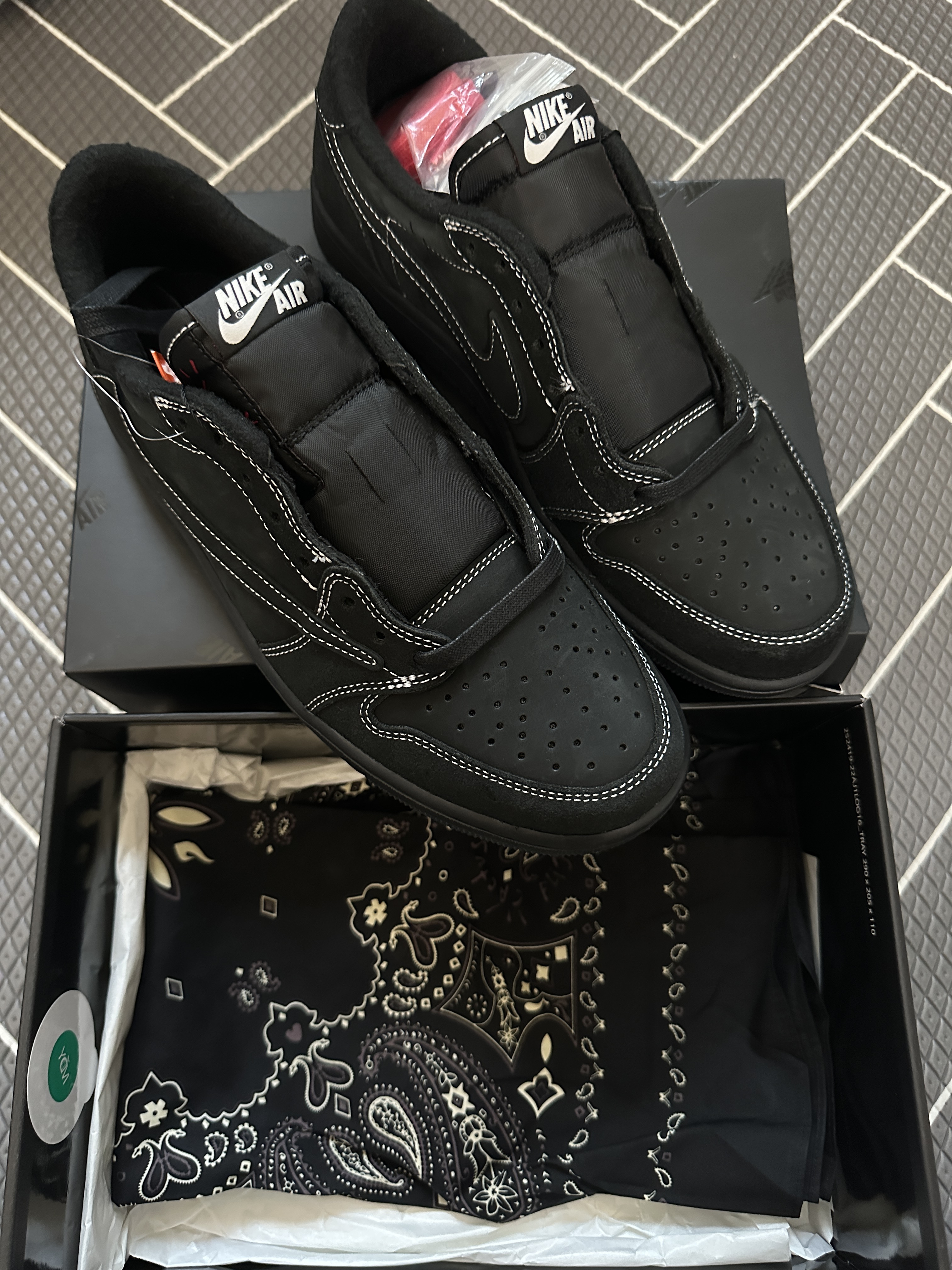 Jordan 1 x Travis Scott Retro Low OG SP Black Phantom 착용 스타일 - 1