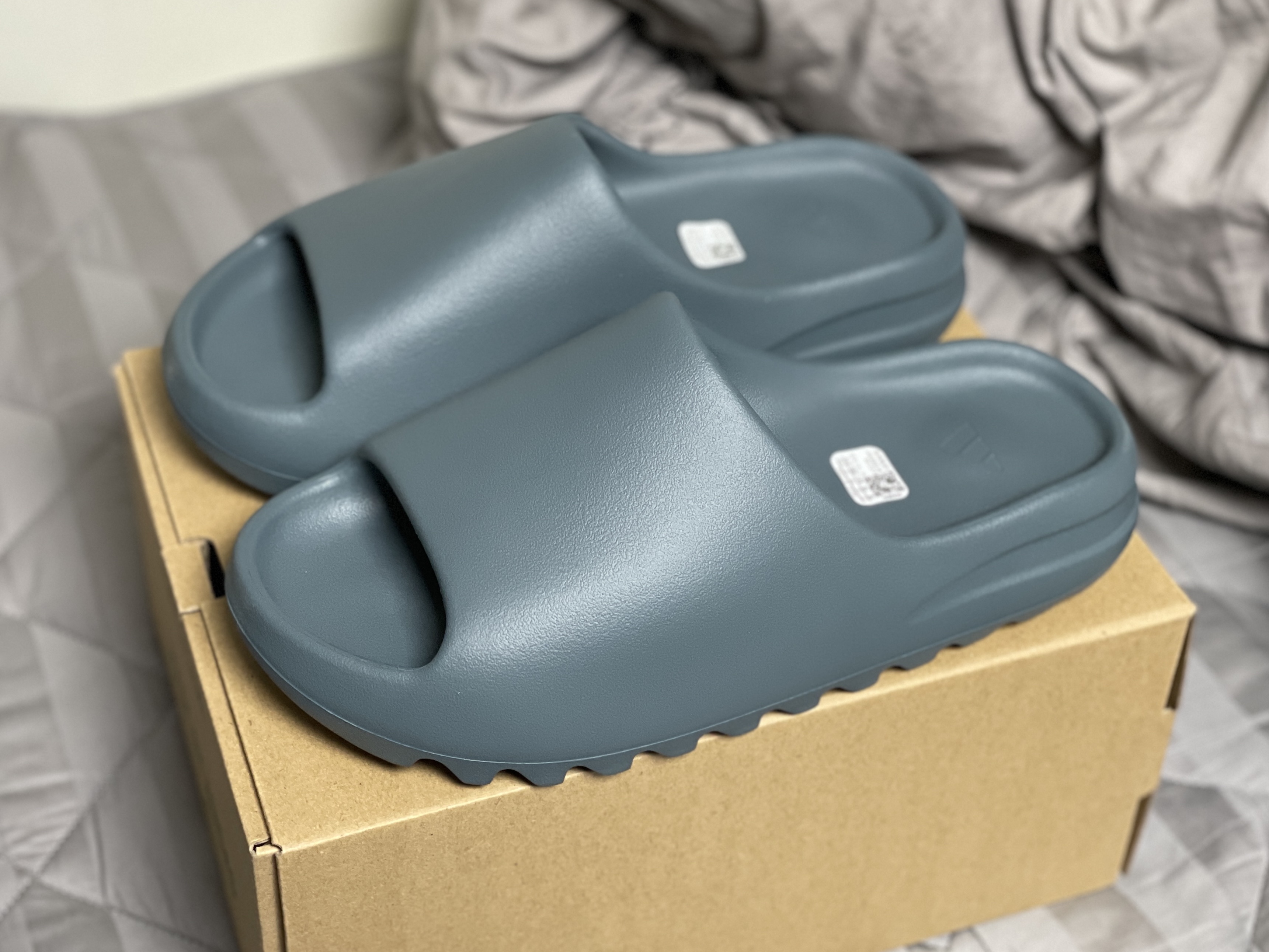 Adidas Yeezy Slide Slate Marine 착용 스타일