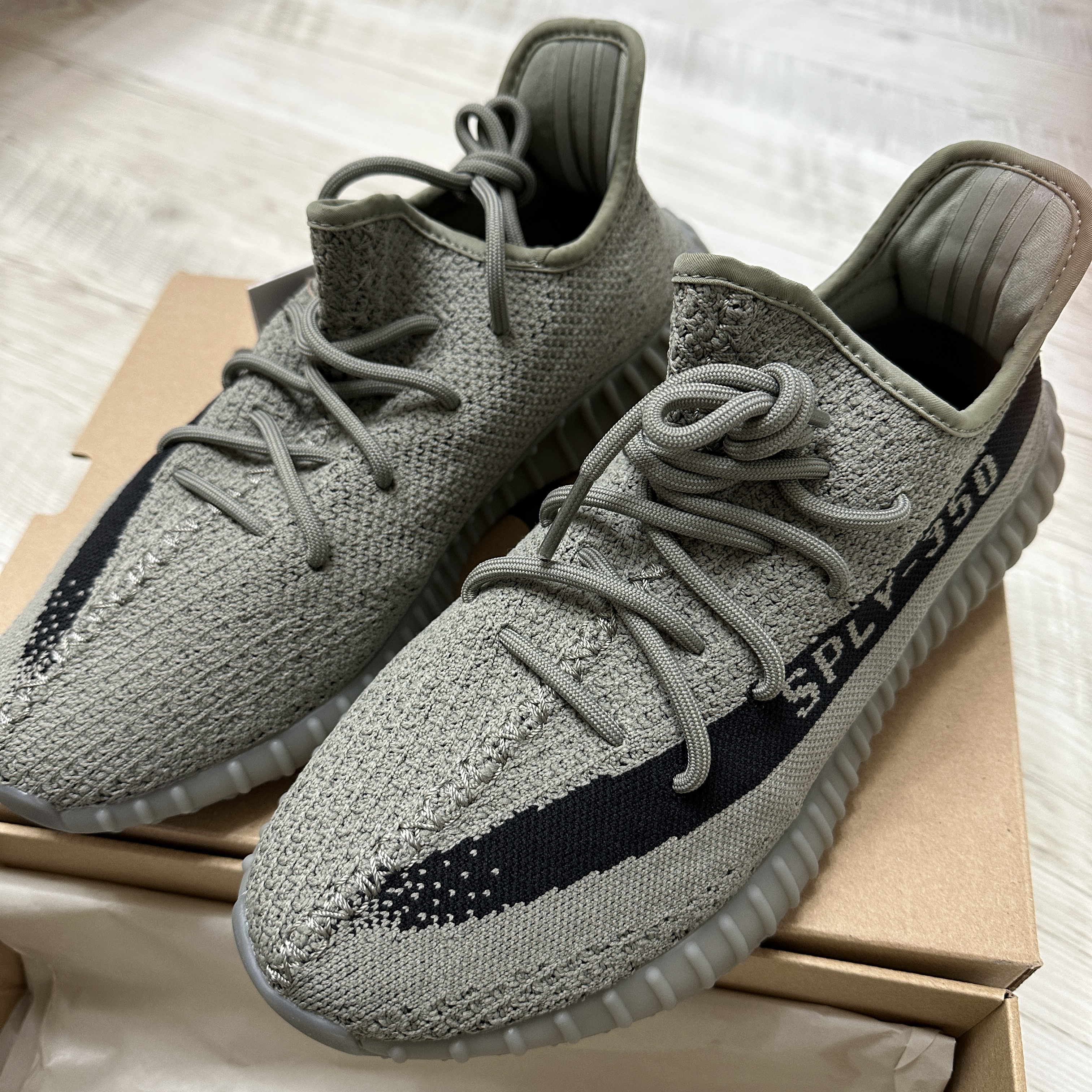 Adidas Yeezy Boost 350 V2 Granite Core Black 착용 스타일 - 1